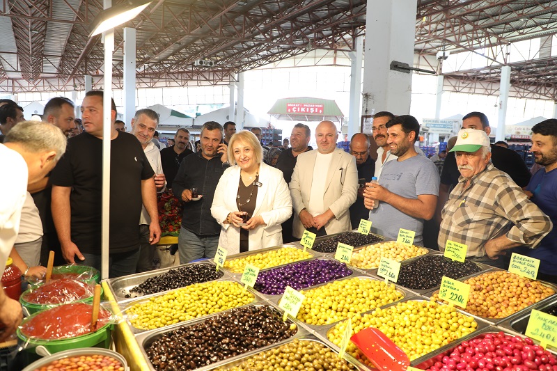Menderes’te Başkan Vekili Şen sahada: İlk ziyaret pazar esnafına