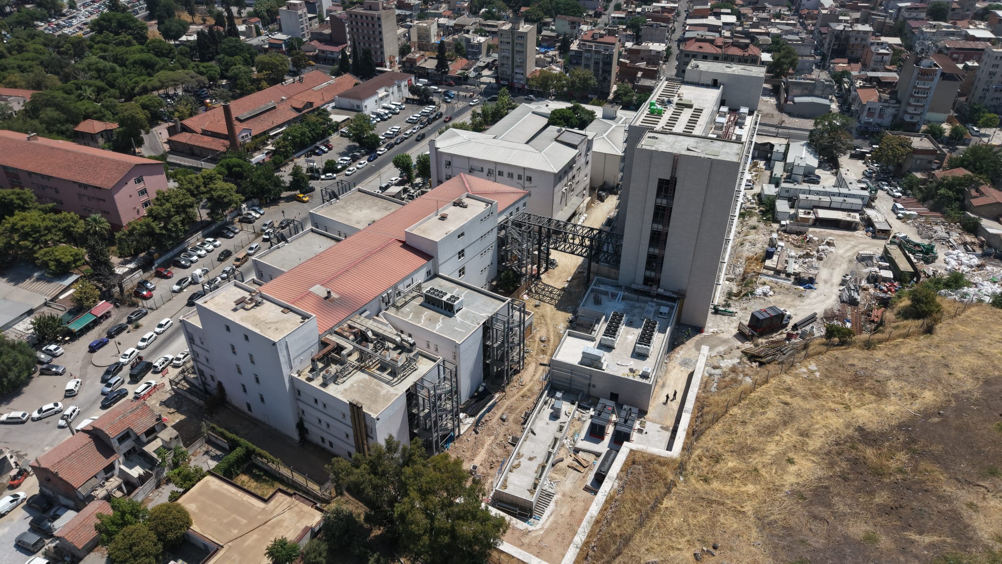 Eşrefpaşa Hastanesi’nin yeni hizmet binasında sona doğru