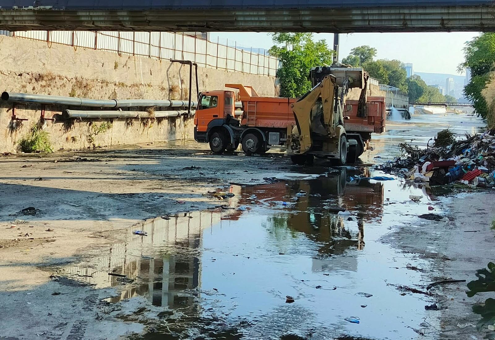 İzmir’de dereler temizleniyor, Körfez’e ulaşan kirliliğin önü kesiliyor