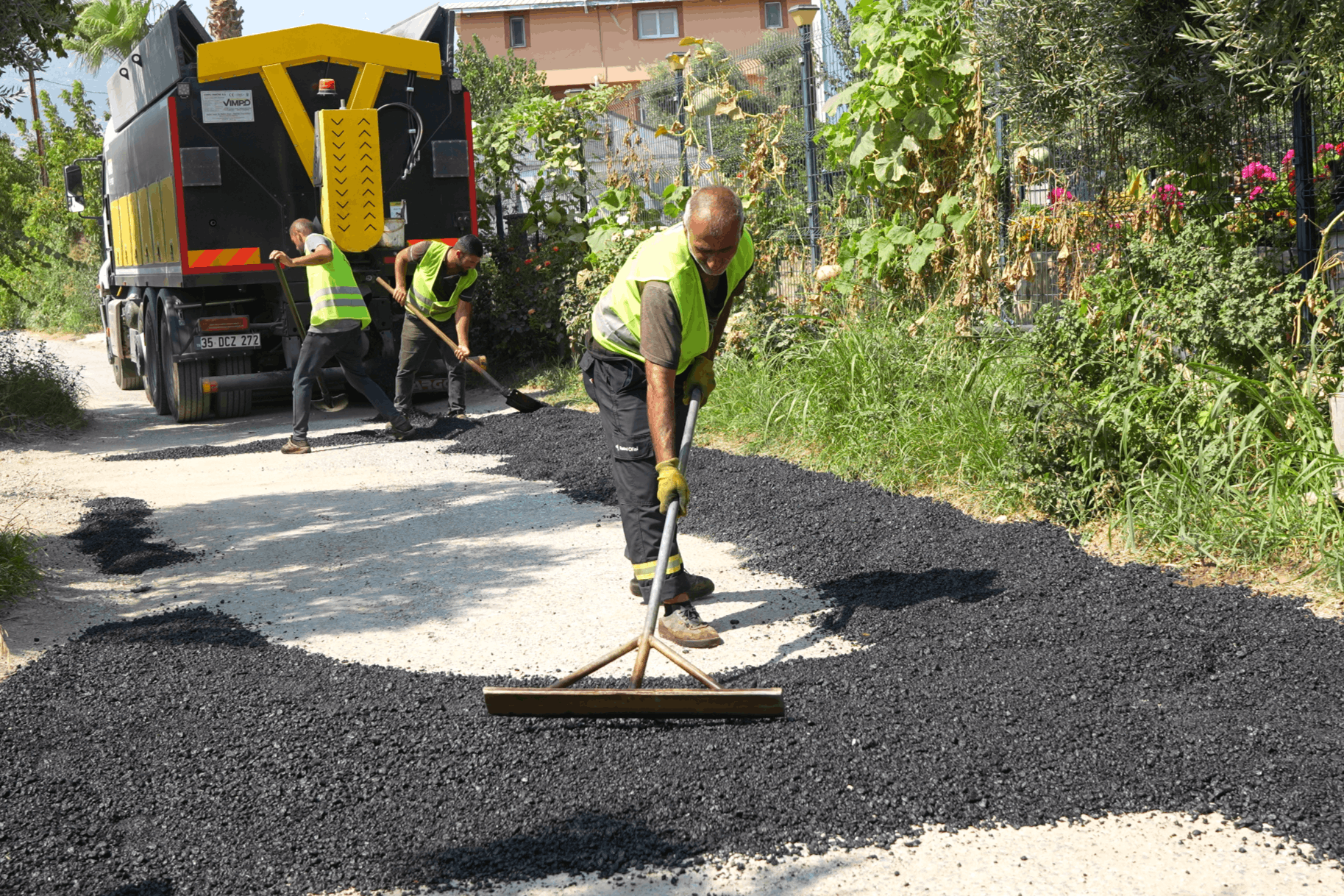 Kemalpaşa’da yollar için yoğun mesai: Asfalt çalışmaları sürüyor