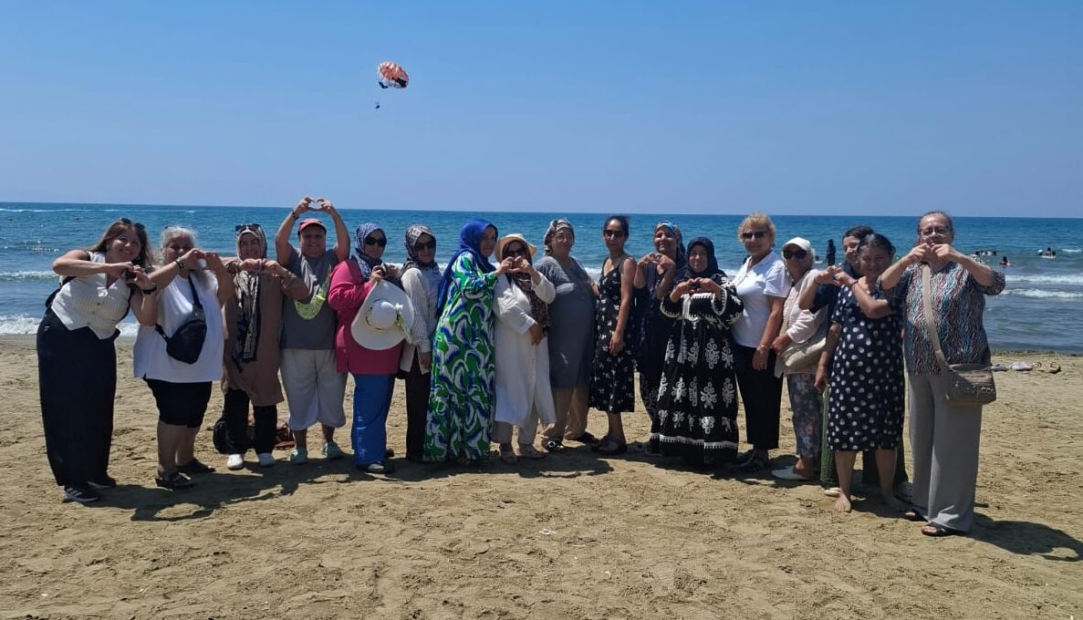 Karabağlarlı kadınlar Pamucak’ta deniz ve dayanışma keyfi yaşadı