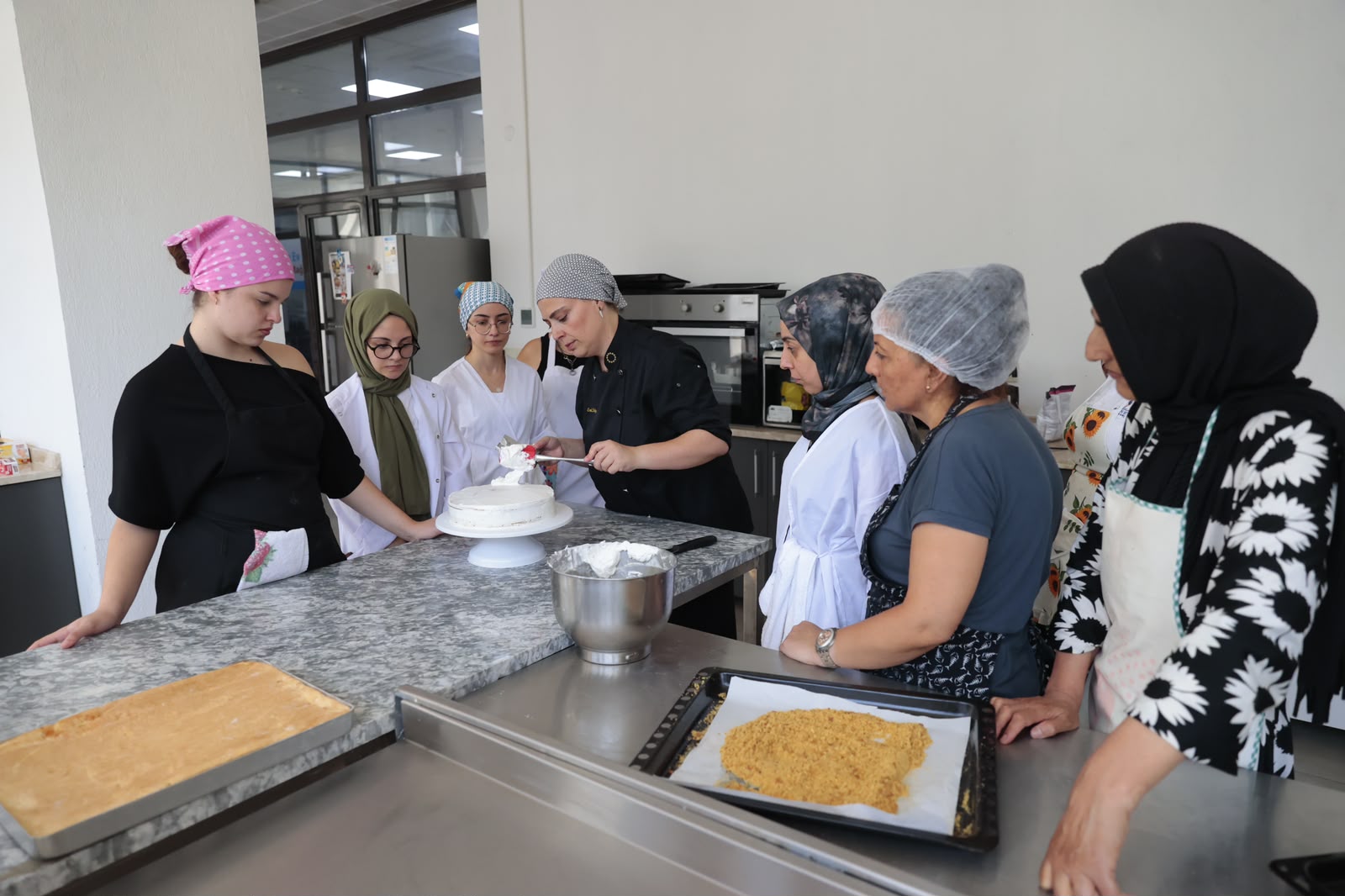 Konaklı kadınların pastacılık eğitimiyle üretime katılımı artıyor