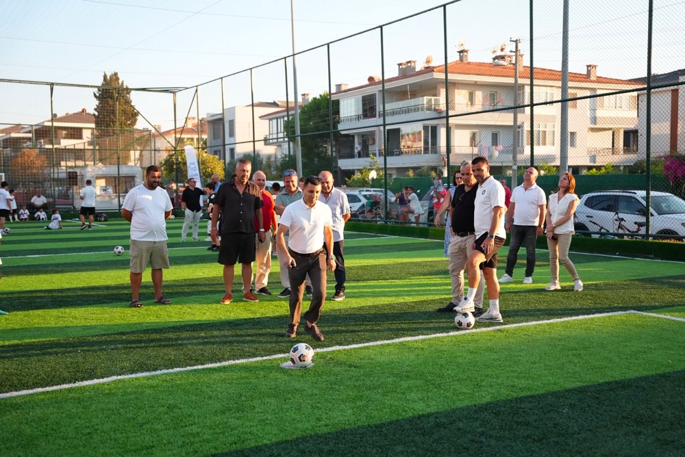 Çeşme’de yenilenen halı sahalar sporla buluştu