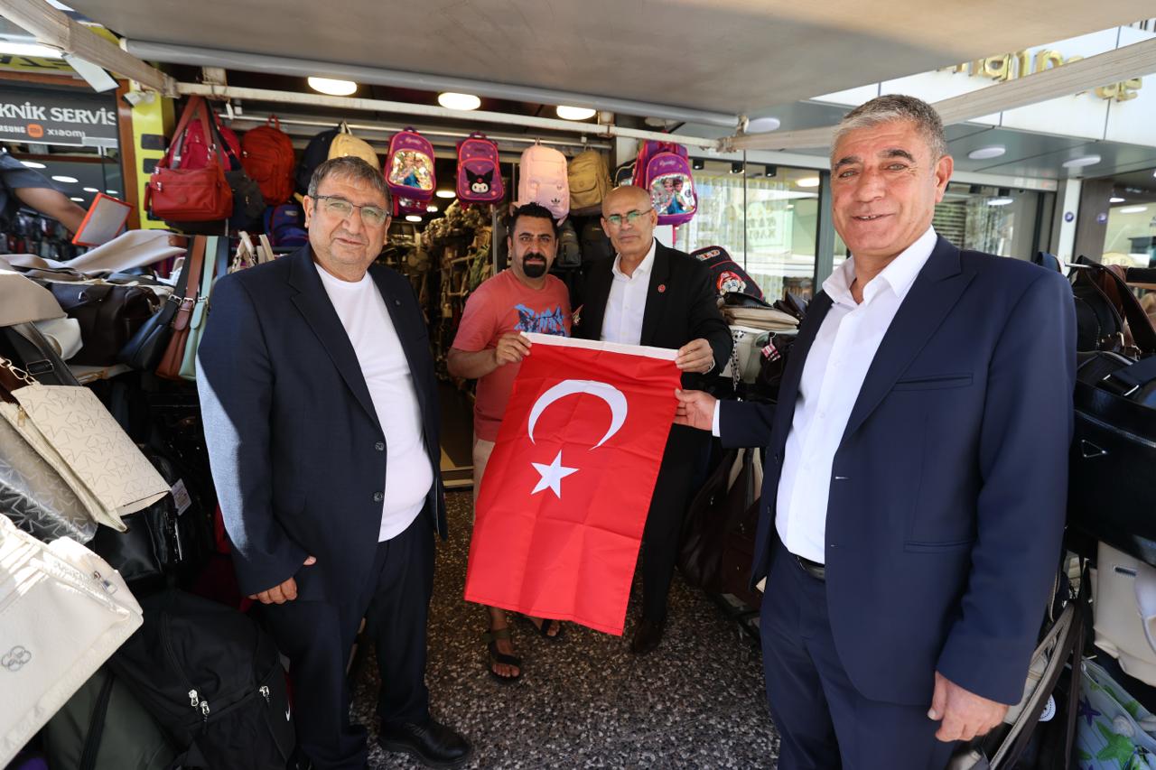 Buca’da 30 Ağustos hazırlığı: Esnafa Türk bayrağı dağıtıldı