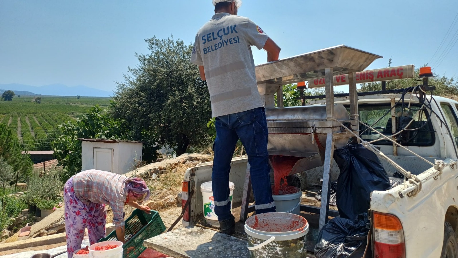 Efes Selçuk’ta kış hazırlığı başladı: Salça yapımına belediye desteği