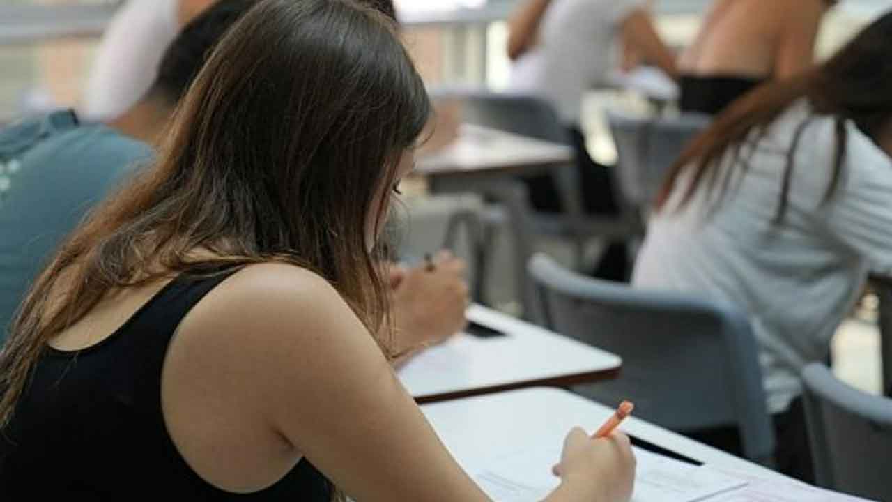 Efes Selçuk Belediyesi’nden üniversite yolunda destek