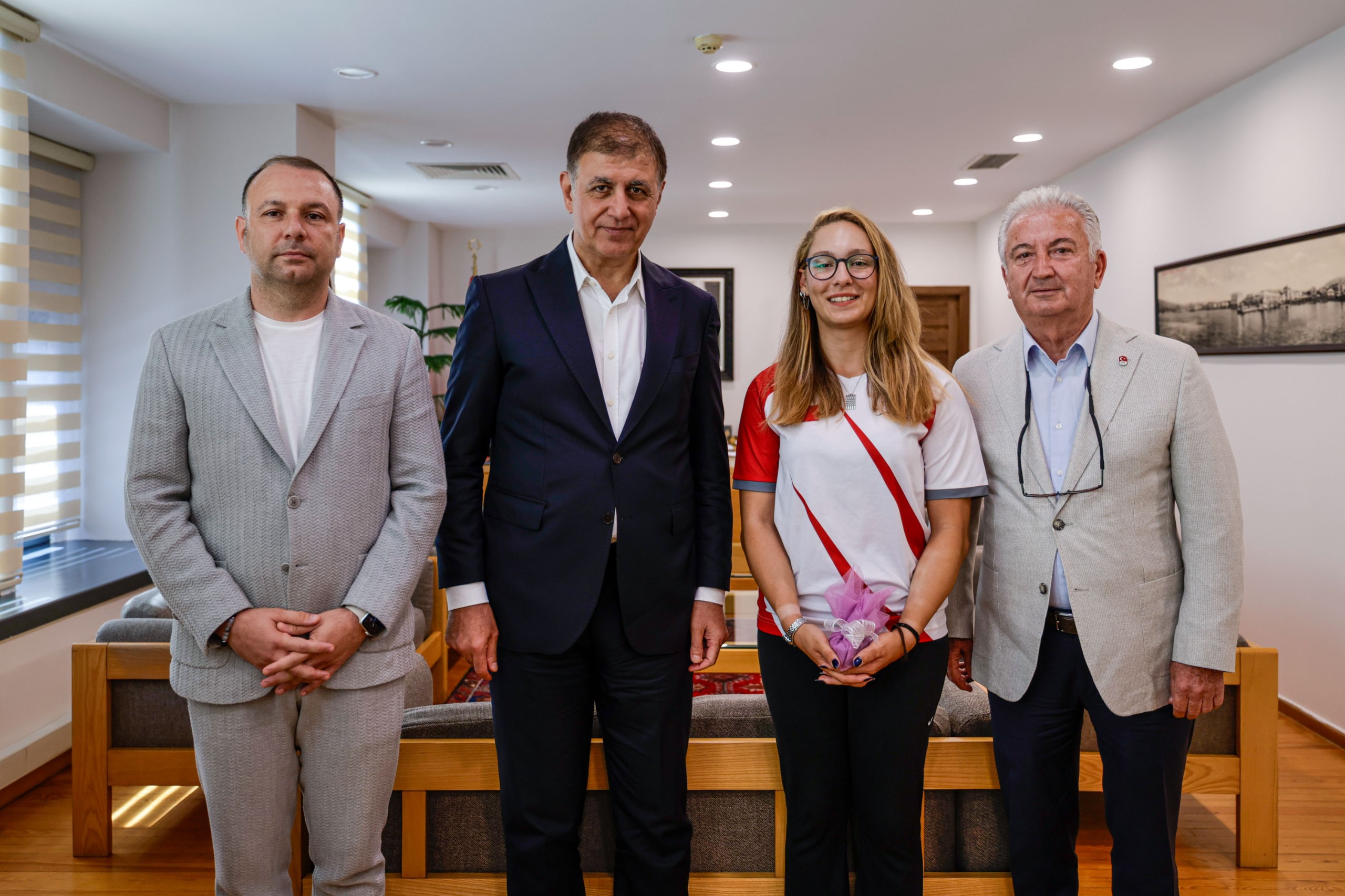 Başkan Tugay, Akdeniz Oyunları Şampiyonu Milli Okçu Dünya Yenihayat’ı ağırladı