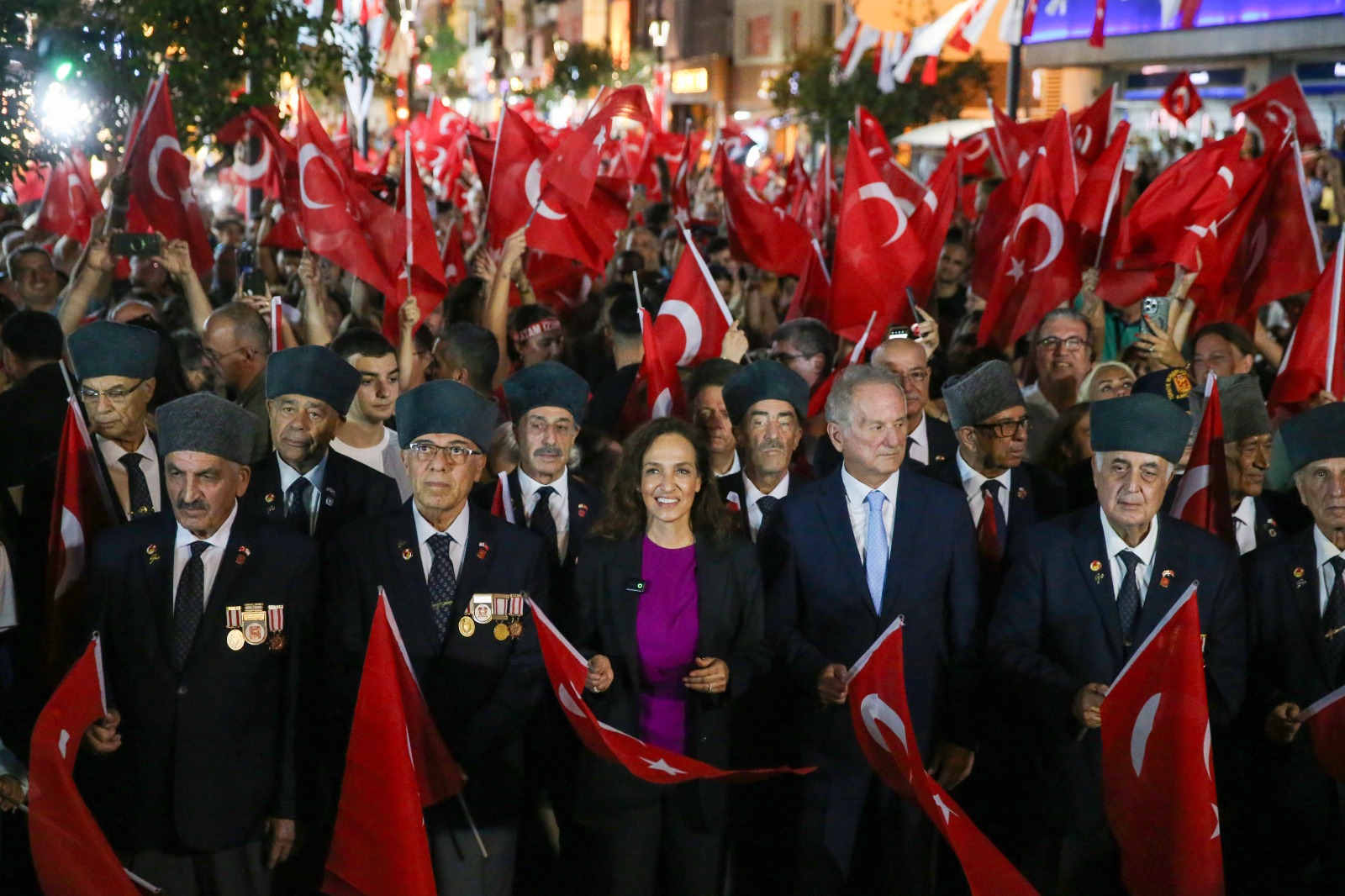 Karşıyaka’da 9 Eylül coşkusu sokakları kırmızı beyaza bürüdü