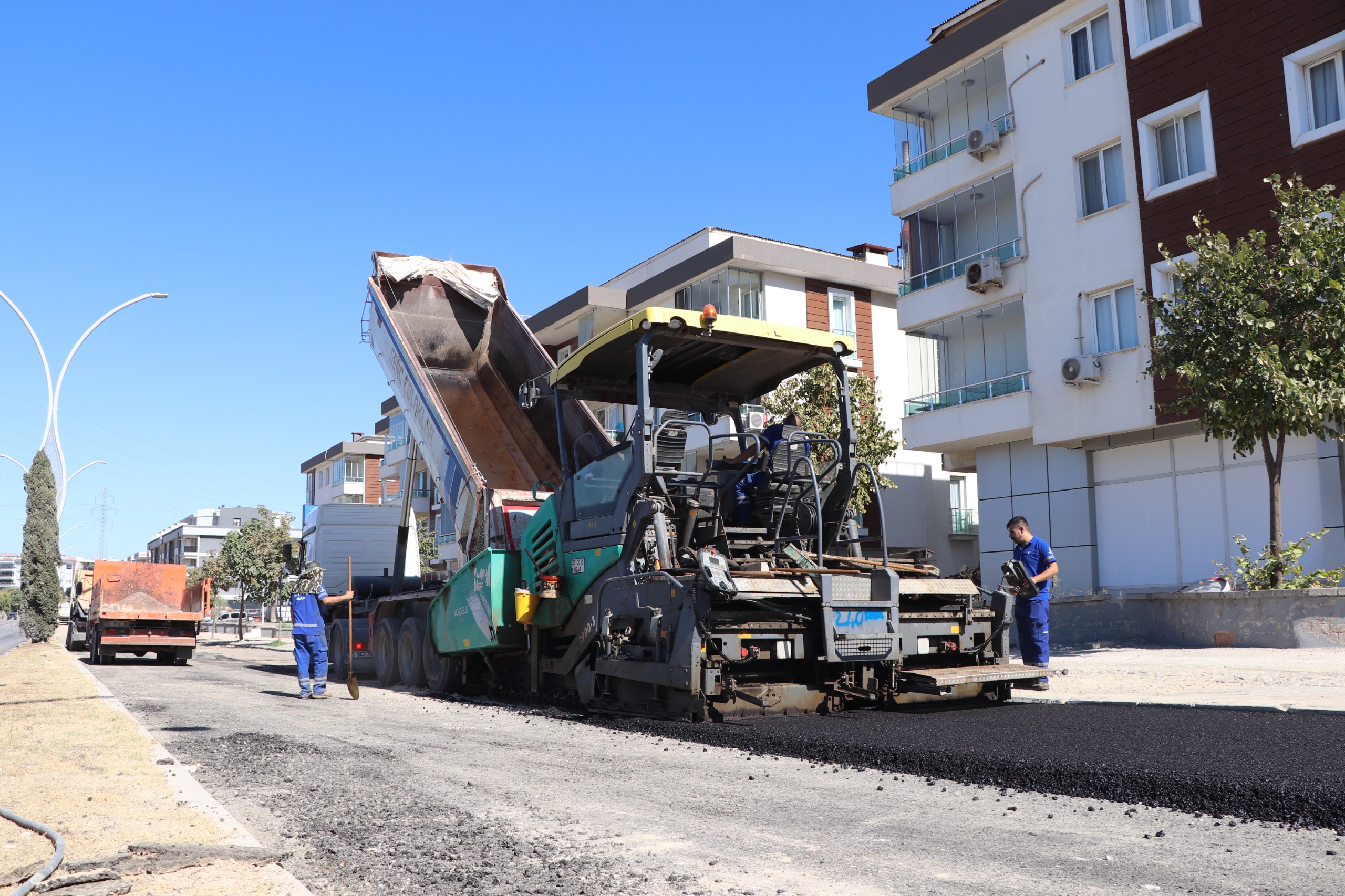 Aliağa ve Seferihisar’da ulaşım için yol yenileme seferberliği
