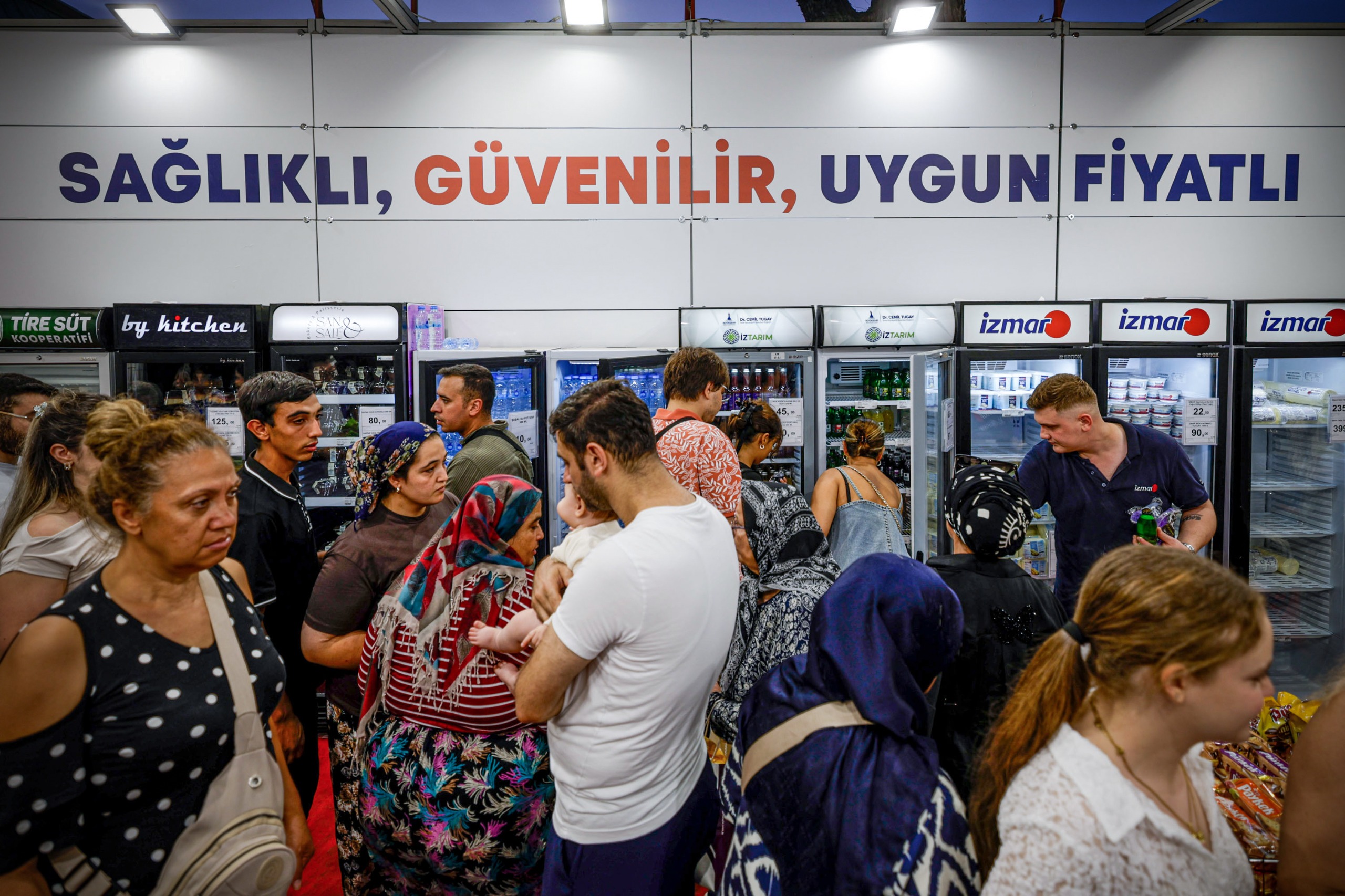 İEF’de İZMAR Yoğunluğu: Uygun Fiyatlı Ürünlere Büyük İlgi