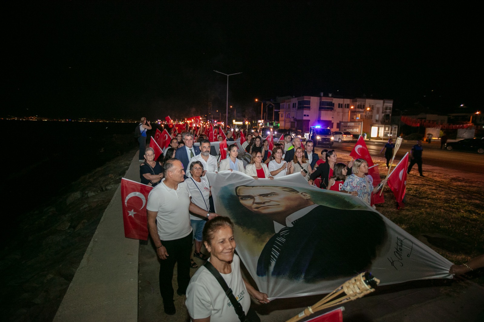 Güzelbahçe’de Kurtuluş Coşkusu Fener Alayıyla Taçlandı