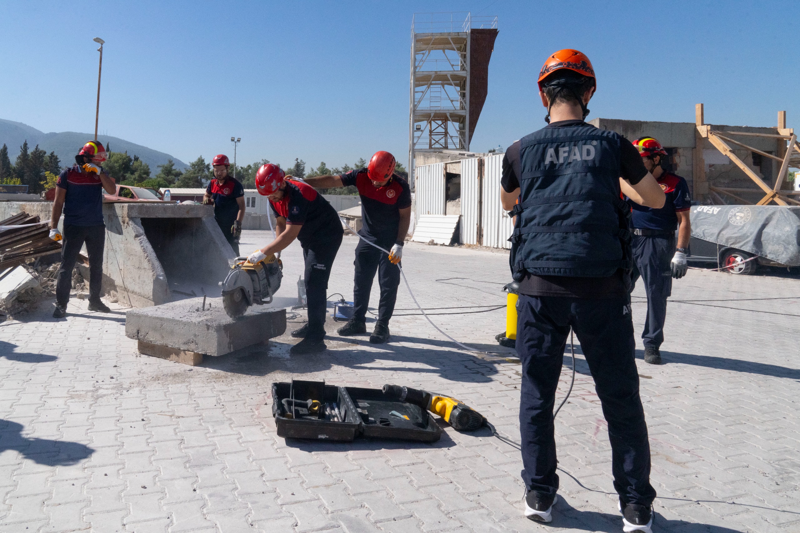 İzmir İtfaiyesi ağır arama kurtarma için hazırlanıyor