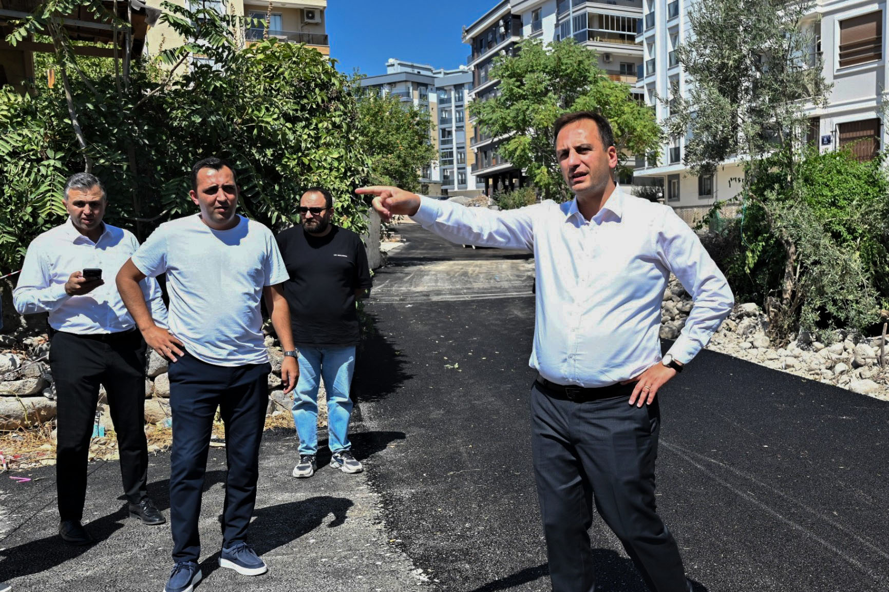 Bornova’da 305 noktada yol yenileme çalışması