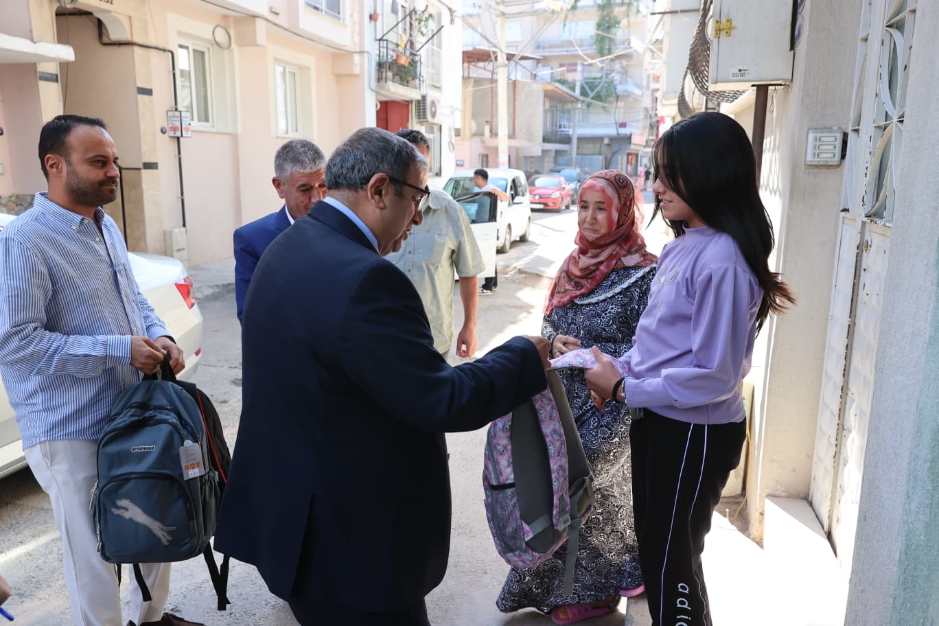 Buca’da öğrencilere eğitim desteği: Çanta ve kırtasiye setleri dağıtıldı