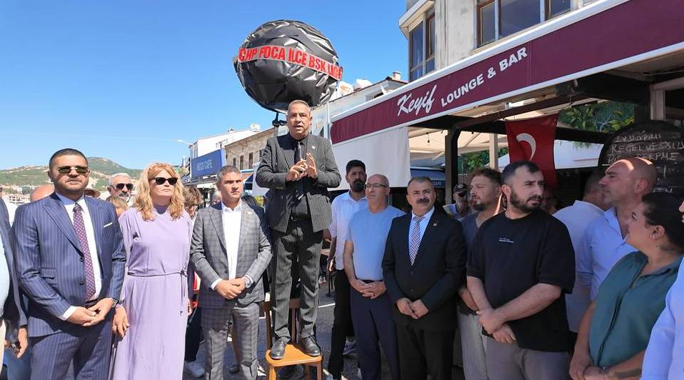Foça’da Saniye Bora Fıçı’ya CHP’den siyah çelenkli protesto