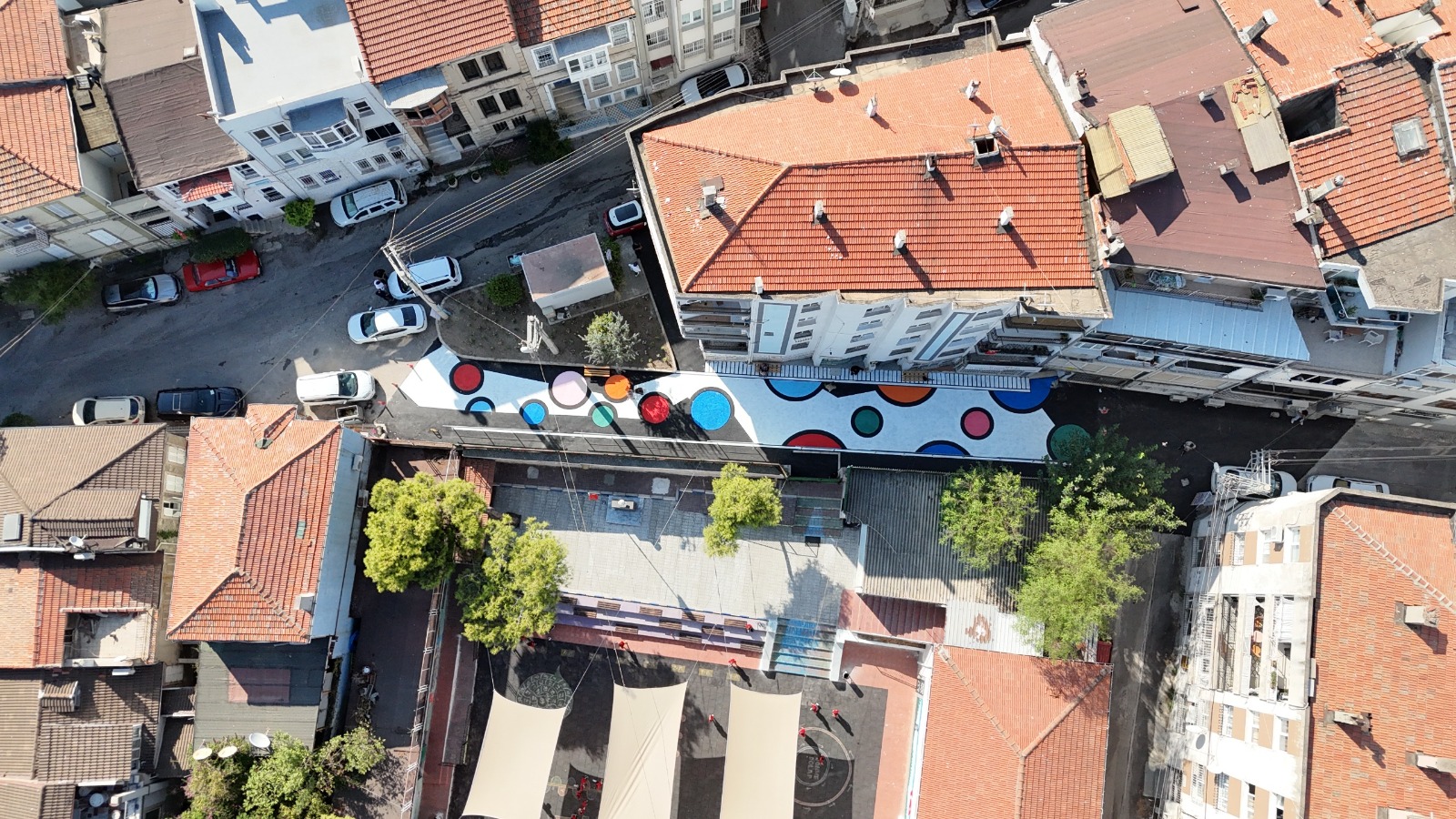 Konak’ta okul yoluna renk geldi: Öğrenciler yeni döneme neşeyle başladı