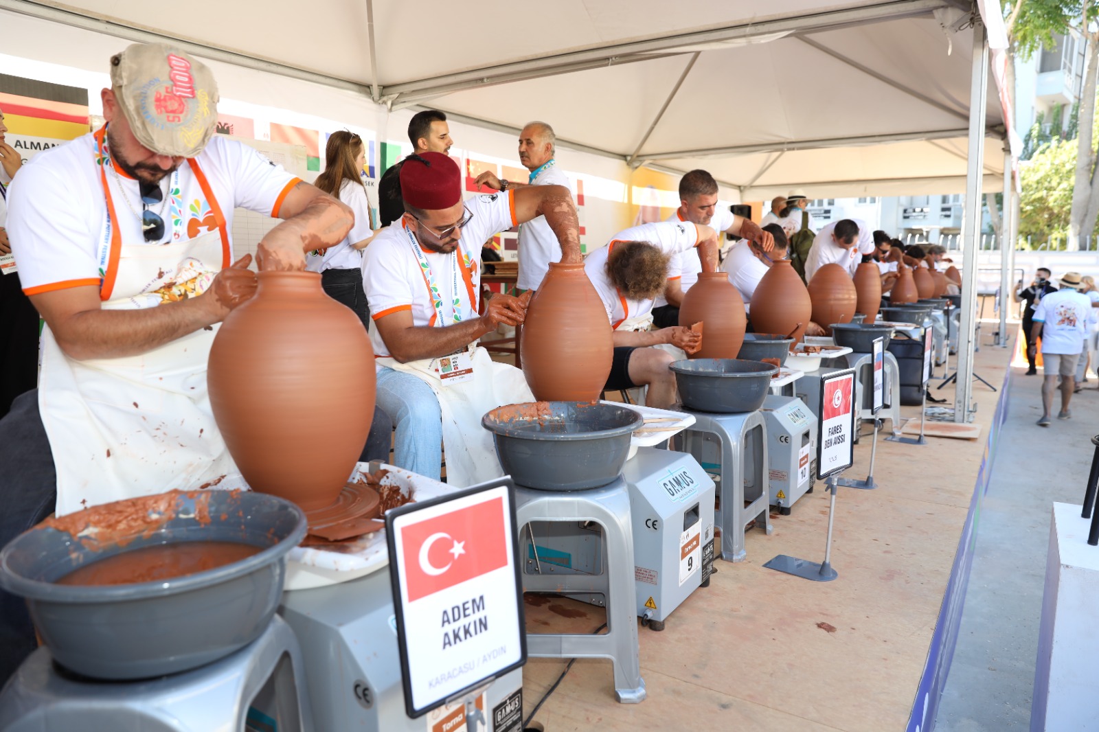 Menemen’de çömlek, dünyanın usta ellerini buluşturdu