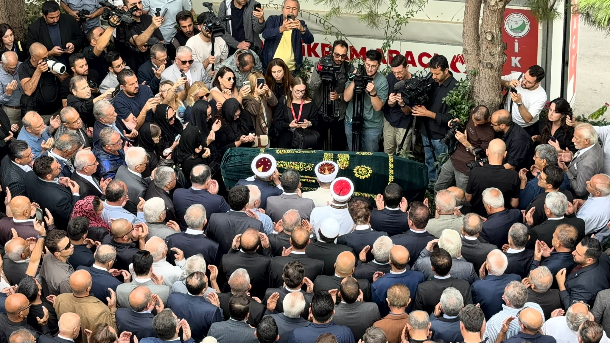 Burhan Özfatura son yolculuğuna uğurlandı