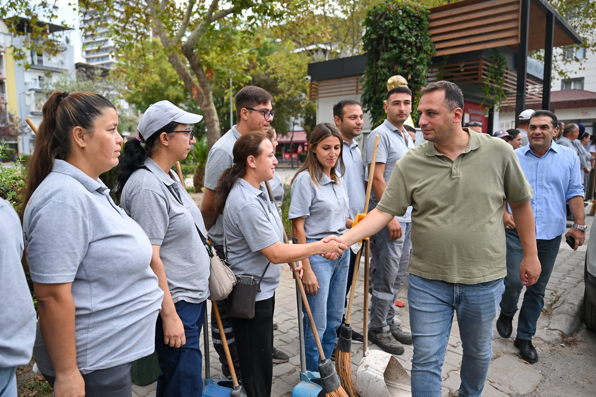 Bornova’da Dünya Temizlik Günü’nde geniş kapsamlı temizlik çalışması