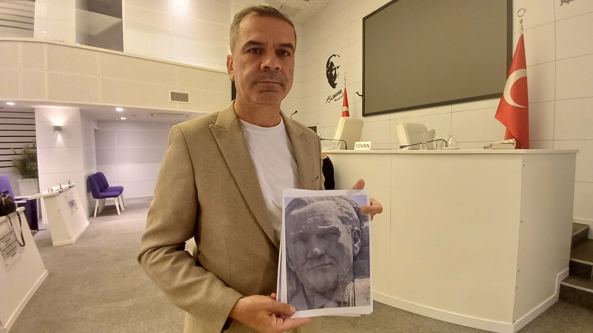 Altınkeser: “Atatürk Maskı Bakımsız” Benzer: “Yenileme Çalışması Yapacağız”
