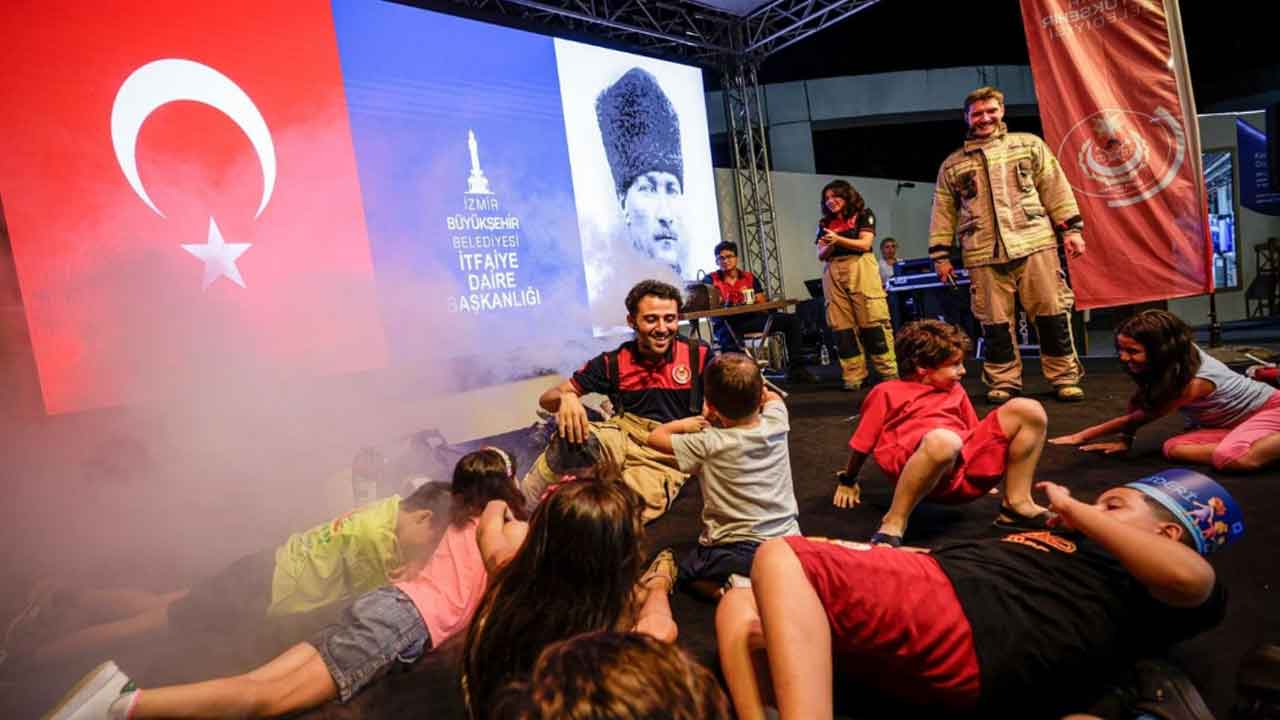 İzmir İtfaiyesi Çocuklara Hayat Kurtaran Bilgileri Eğlenceyle Anlattı