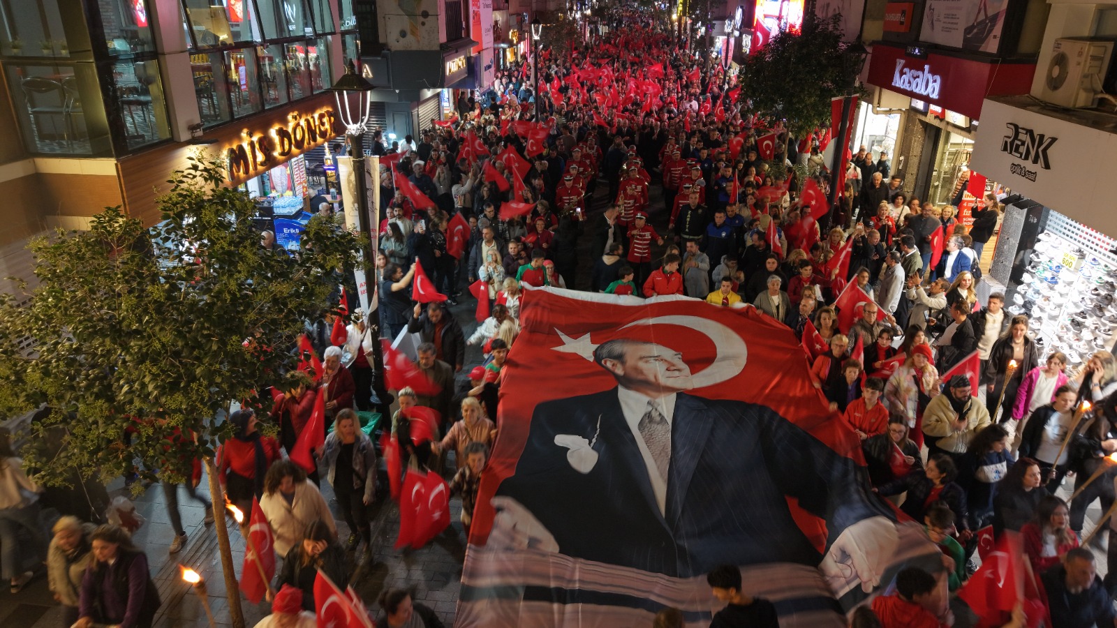 Karşıyaka’da Cumhuriyet Bayramı binlerce kişinin katıldığı fener alayıyla kutlandı