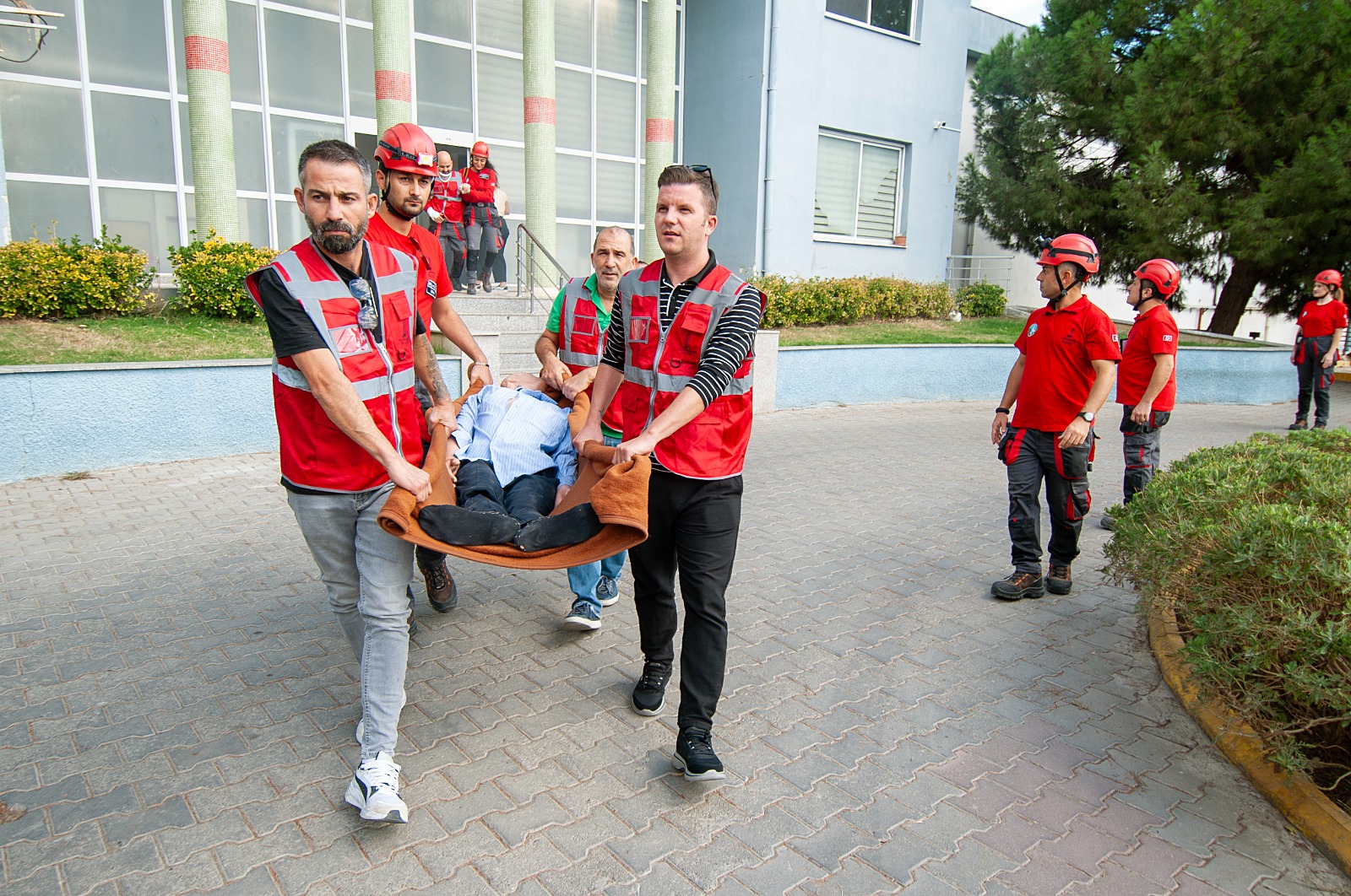 Karşıyaka Belediyesi’nde deprem tatbikatı