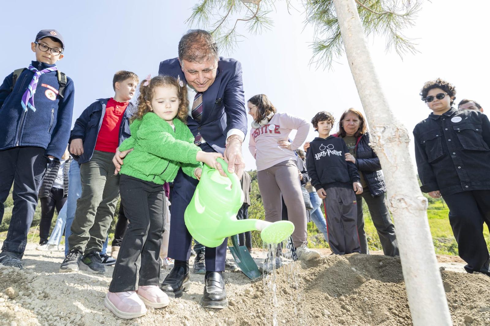İzmir’de hafriyat sahaları yeşil alanlara dönüşüyor: 106 bin fidan toprakla buluştu