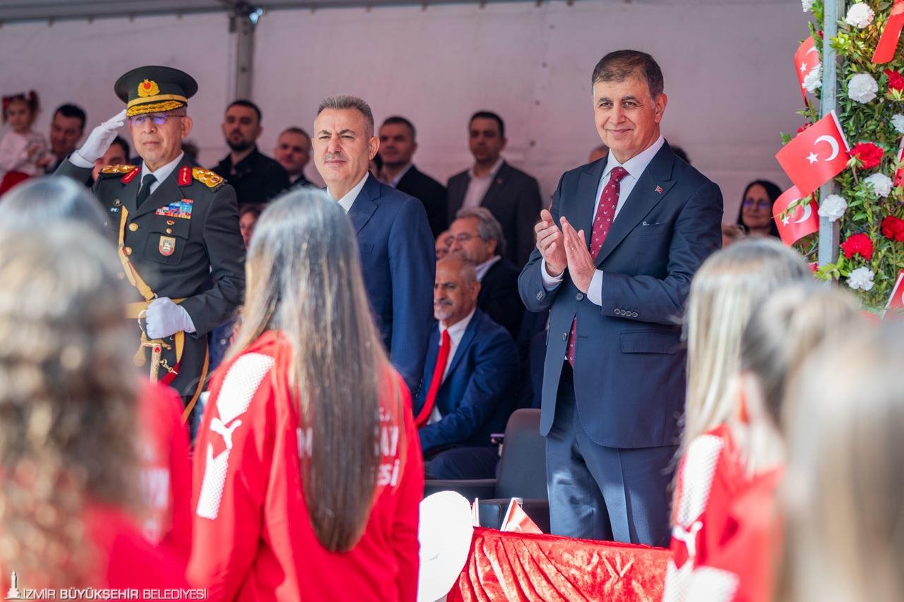 İzmir’de 29 Ekim coşkusu Cumhuriyet Meydanı’na taştı