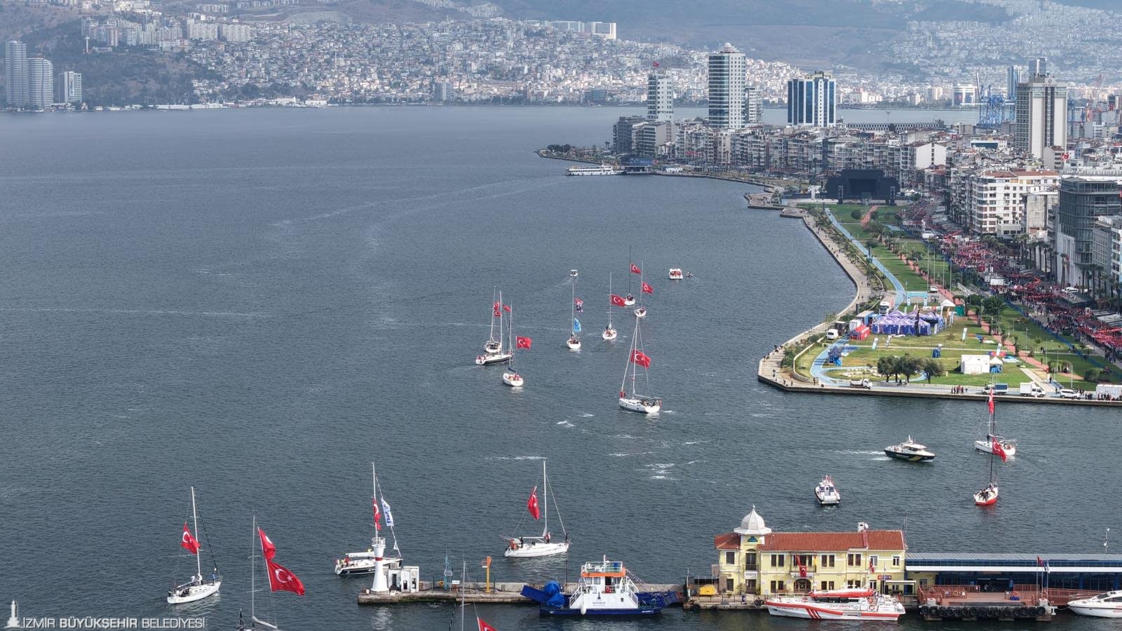 İzmir Körfezi’nde Cumhuriyet coşkusu yelkenlerle buluştu