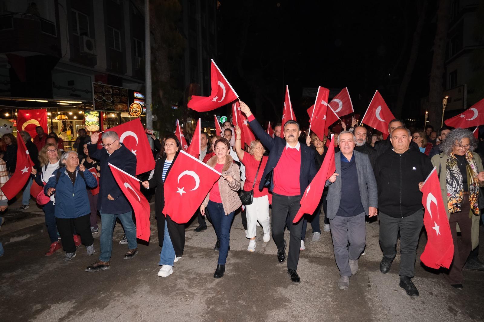 Dikili ve Çandarlı’da Cumhuriyet coşkusu meydanlara taştı