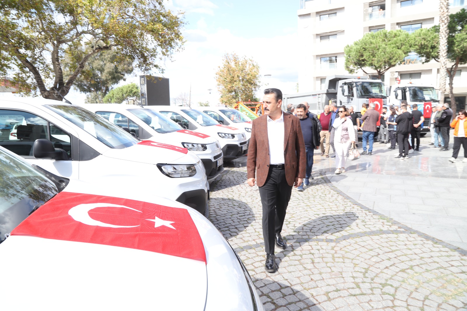 Dikili’de hizmet atağı: 9 yeni araç, doğalgazda yeni etap ve otogar ihalesi