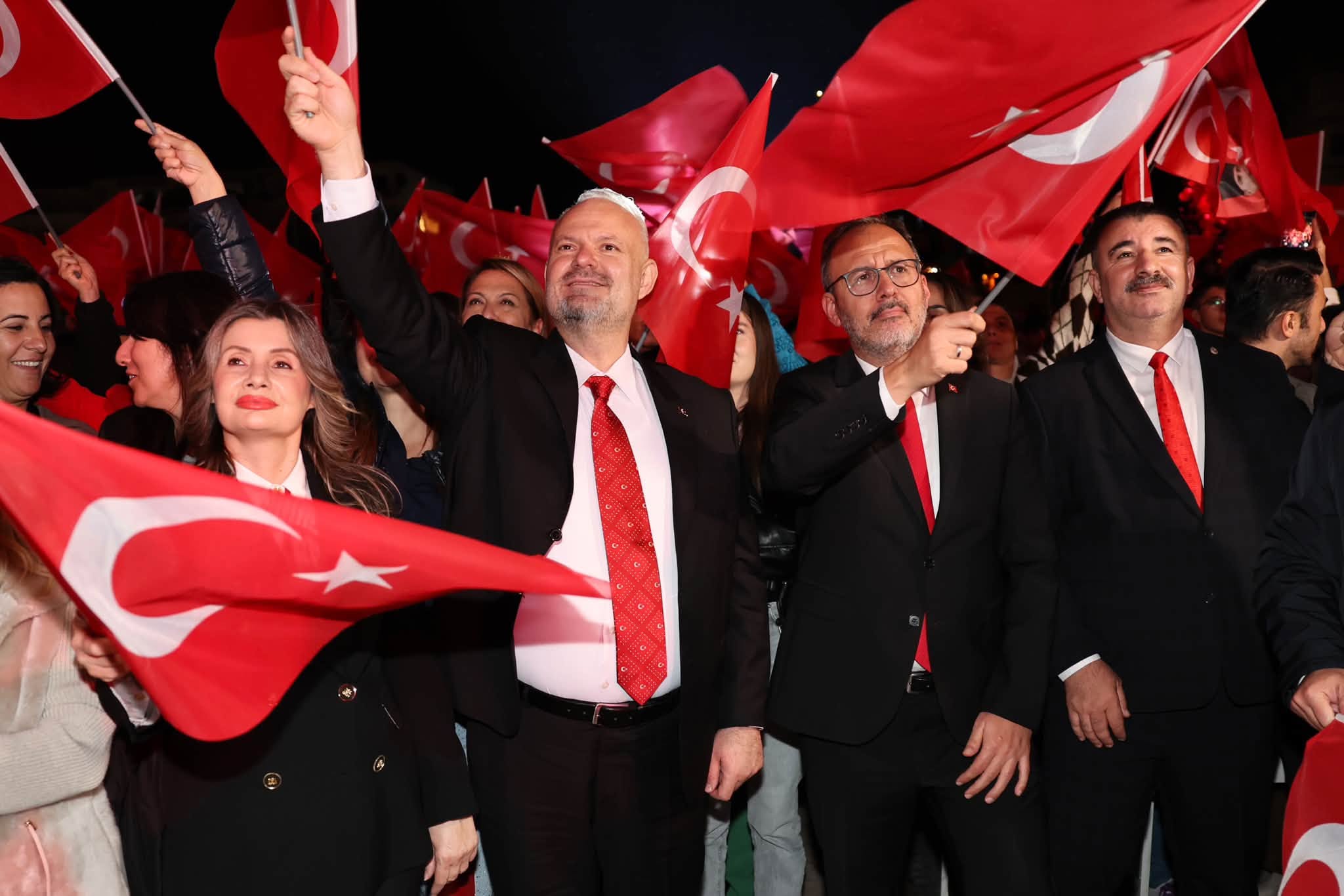 Menemen’de Cumhuriyet coşkusu Aşkın Nur Yengi konseriyle taçlandı