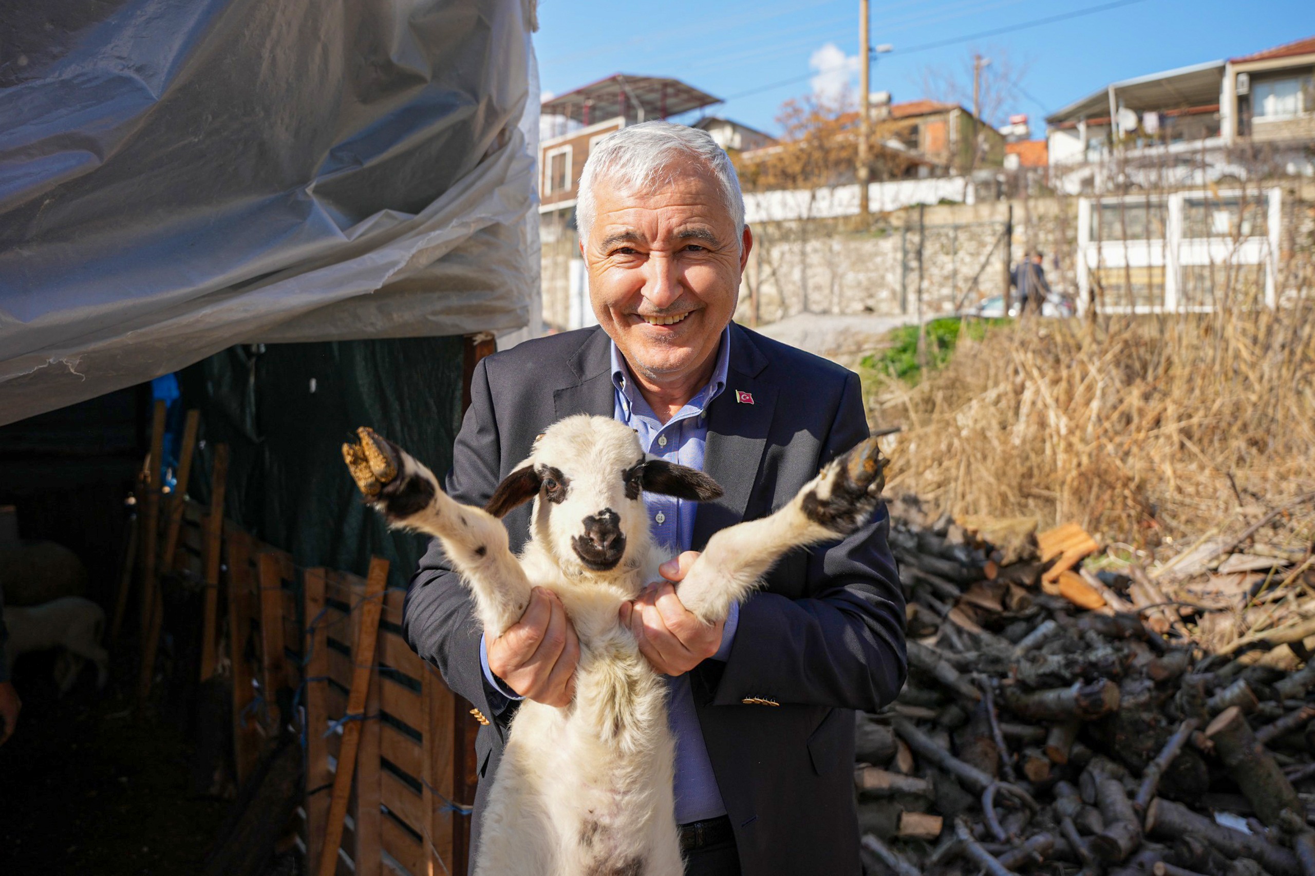 Kemalpaşa Belediyesi’nden zeytin üreticilerine kasa desteği