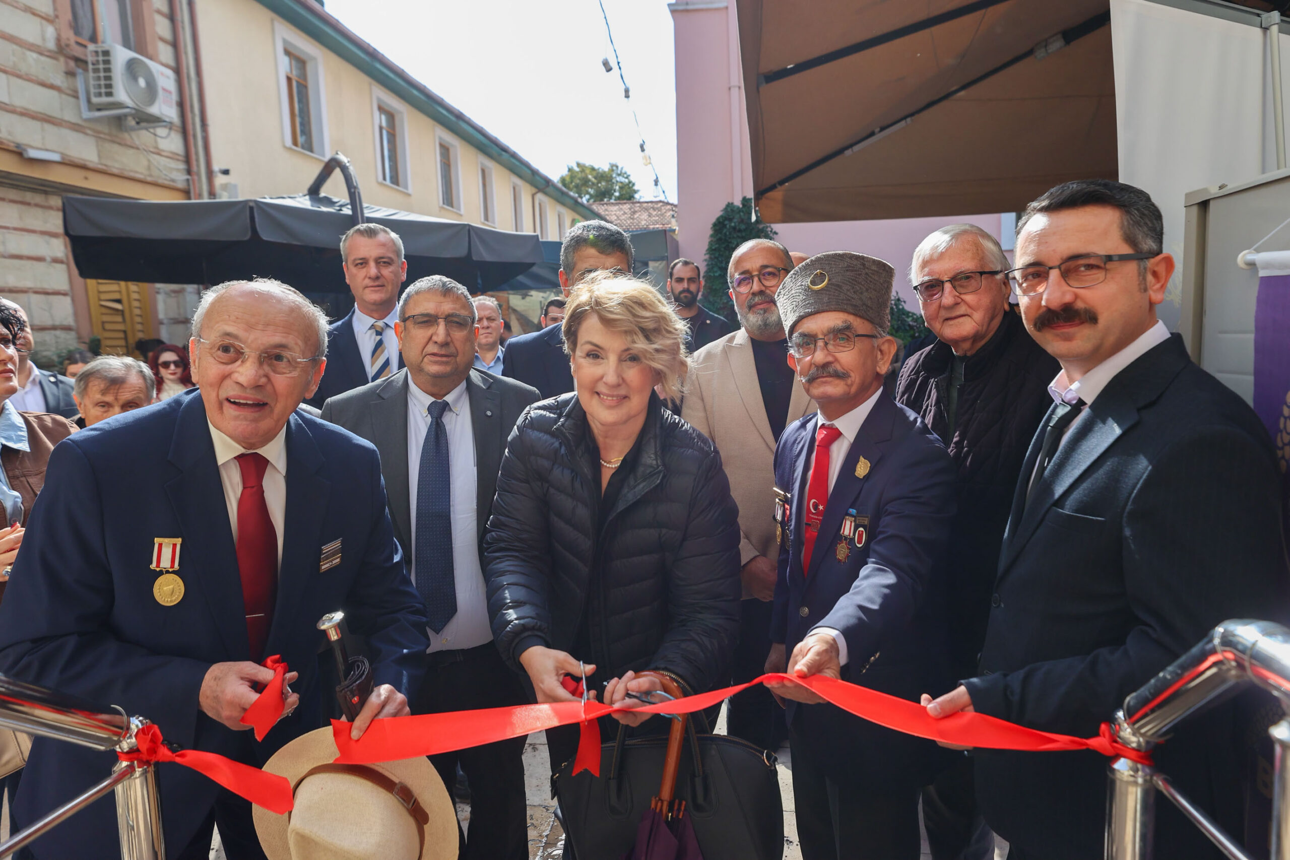 Buca’da tarihi hamam sanat galerisine dönüştü