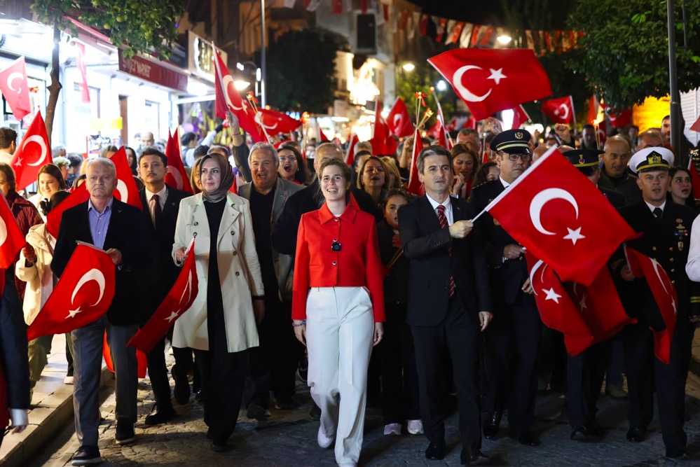 Çeşme’de Cumhuriyet coşkusu fener alayıyla meydanlara taştı
