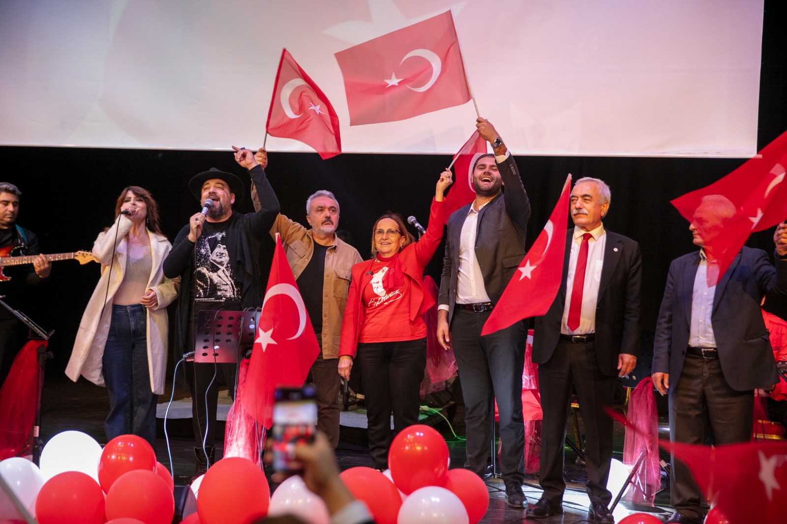 Güzelbahçe’de Cumhuriyet coşkusu tören ve konserlerle yaşandı