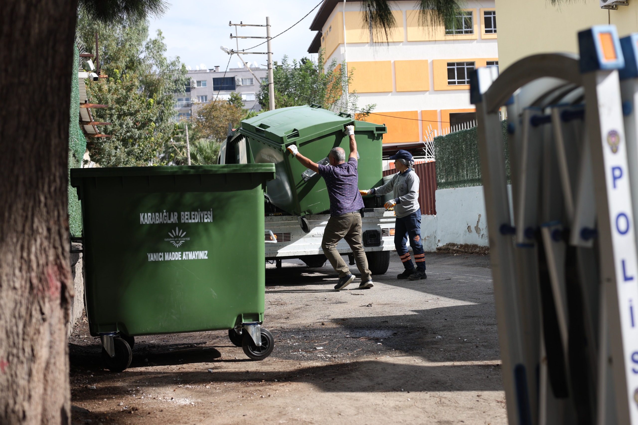 Karabağlar’da temizlik seferberliği: 58 mahalleye 891 yeni konteyner