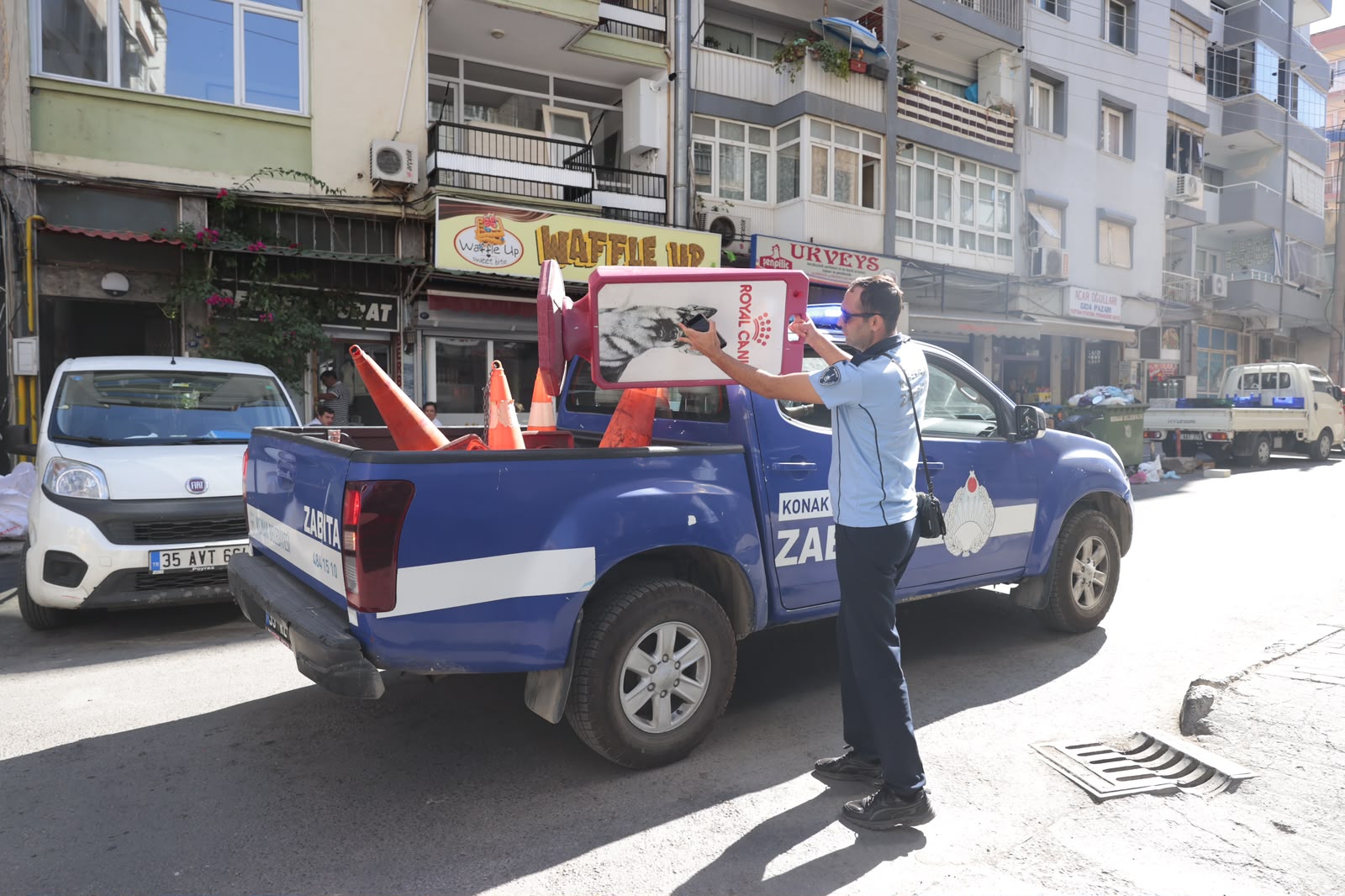 Konak’ta kaldırım işgallerine zabıta müdahalesi