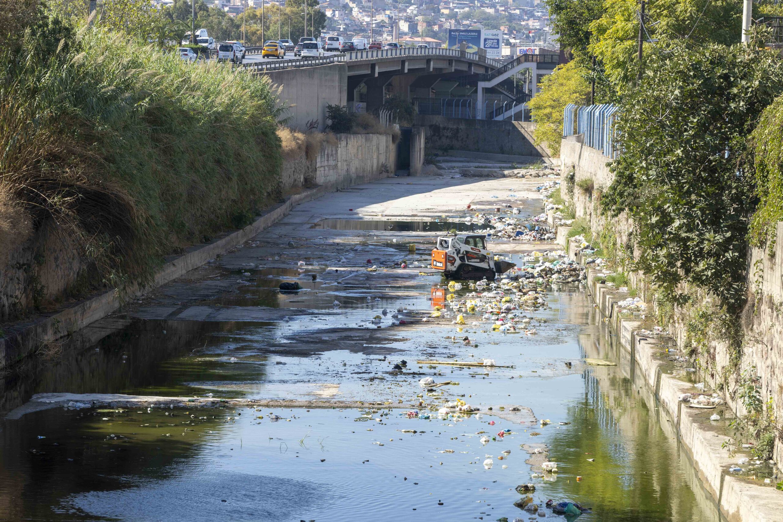 İzmir’de taşkın riskine karşı dere temizliği hız kazandı