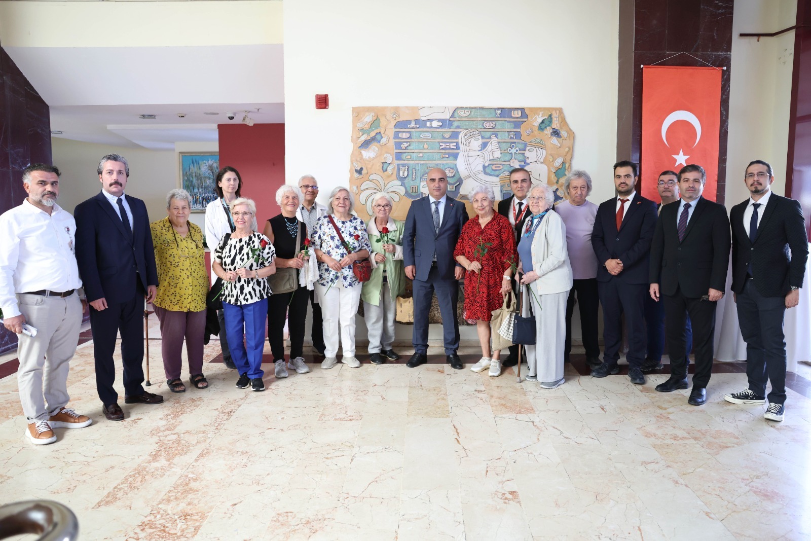 Dünya Yaşlılar Günü’nde Narlıdere Huzurevi’ne anlamlı ziyaret