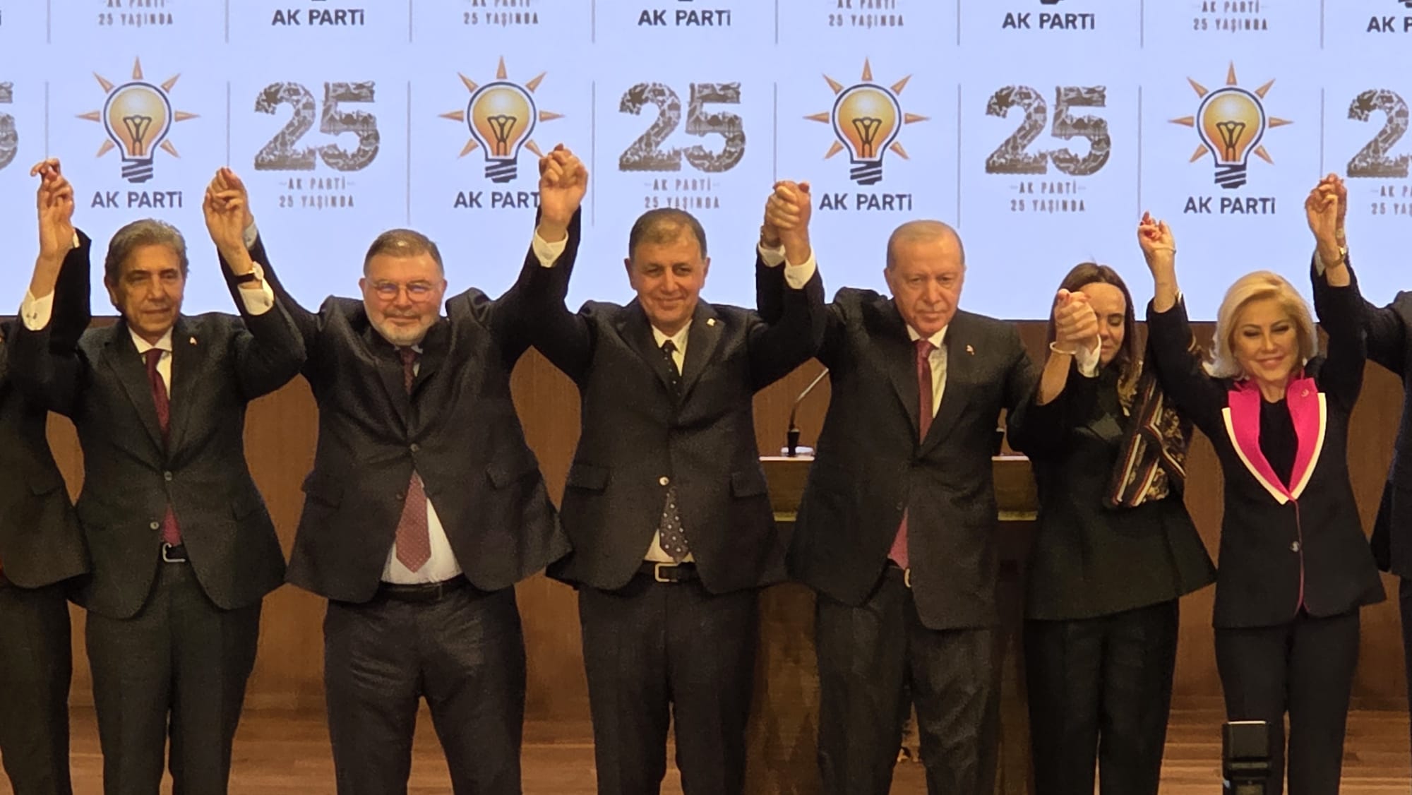 İzmir Büyükşehir Belediye Başkanı Cemil Tugay AK Parti’ye katıldı