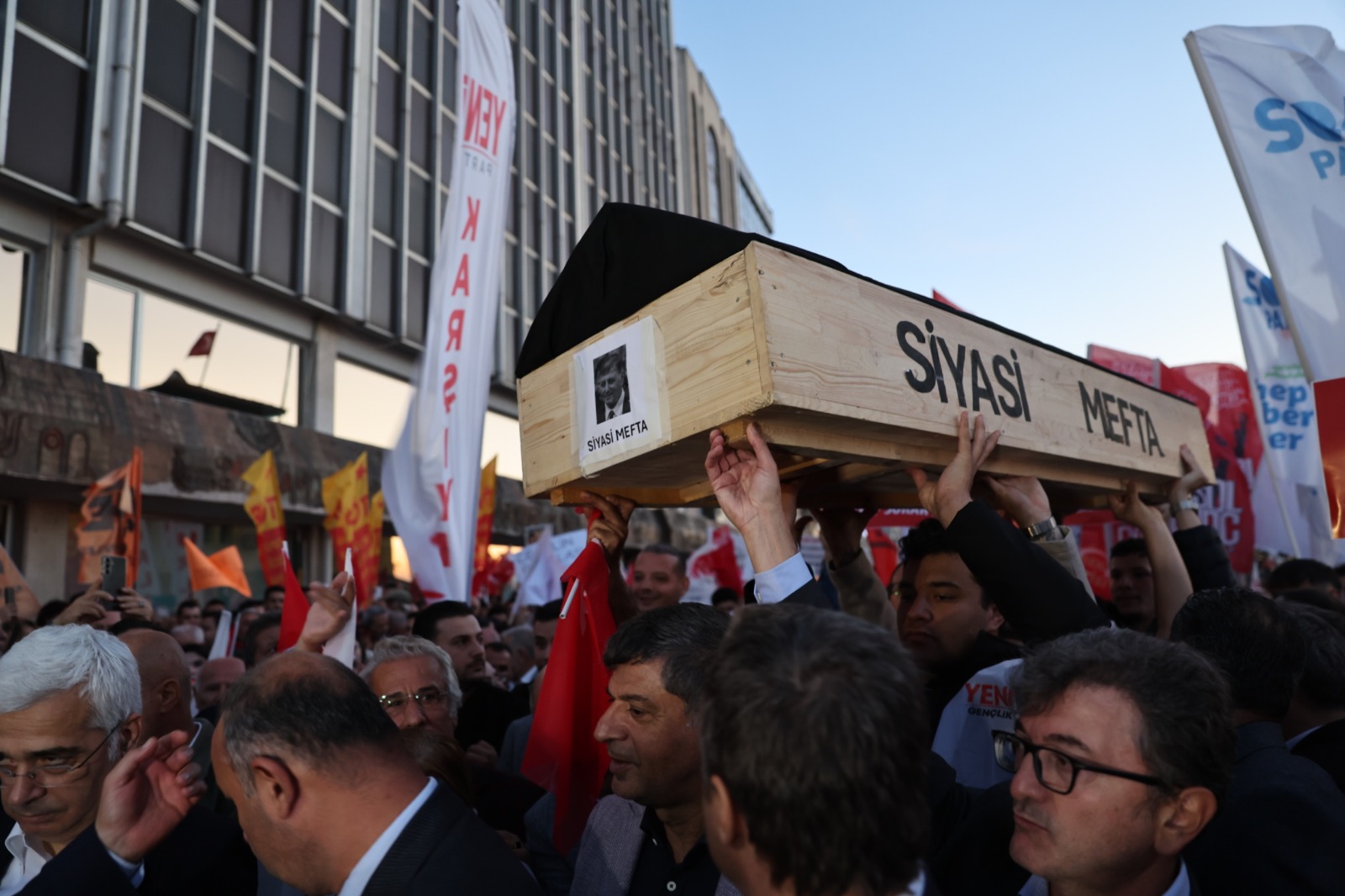 YENİ Parti’den Cemil Tugay protestosu: İstifa edene kadar eylemler sürecek
