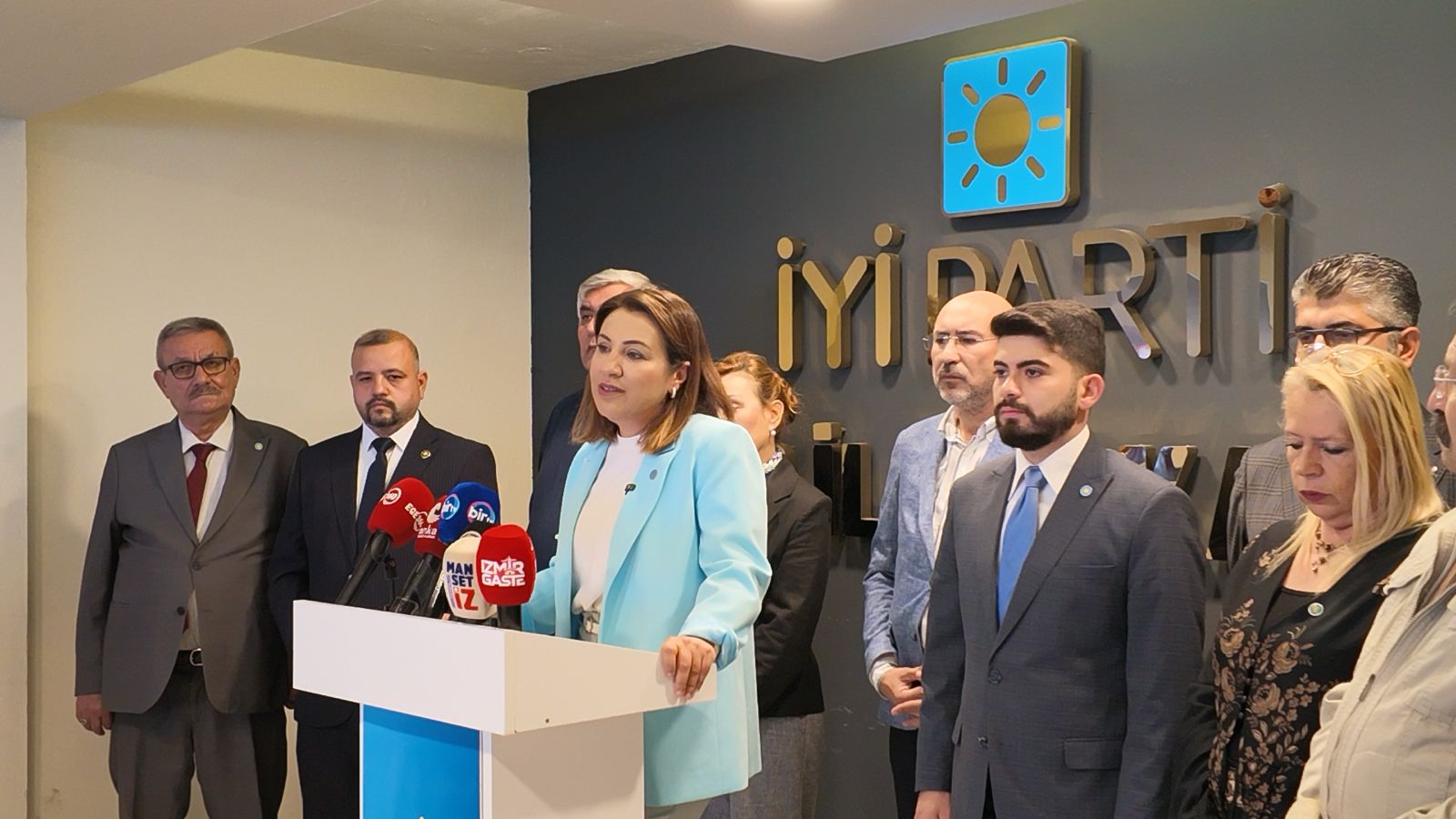 Belediye Başkanı sizin olsun zaten İzmir’i pek de sevmiyordu! Ama İzmir İzmirlinindir!
