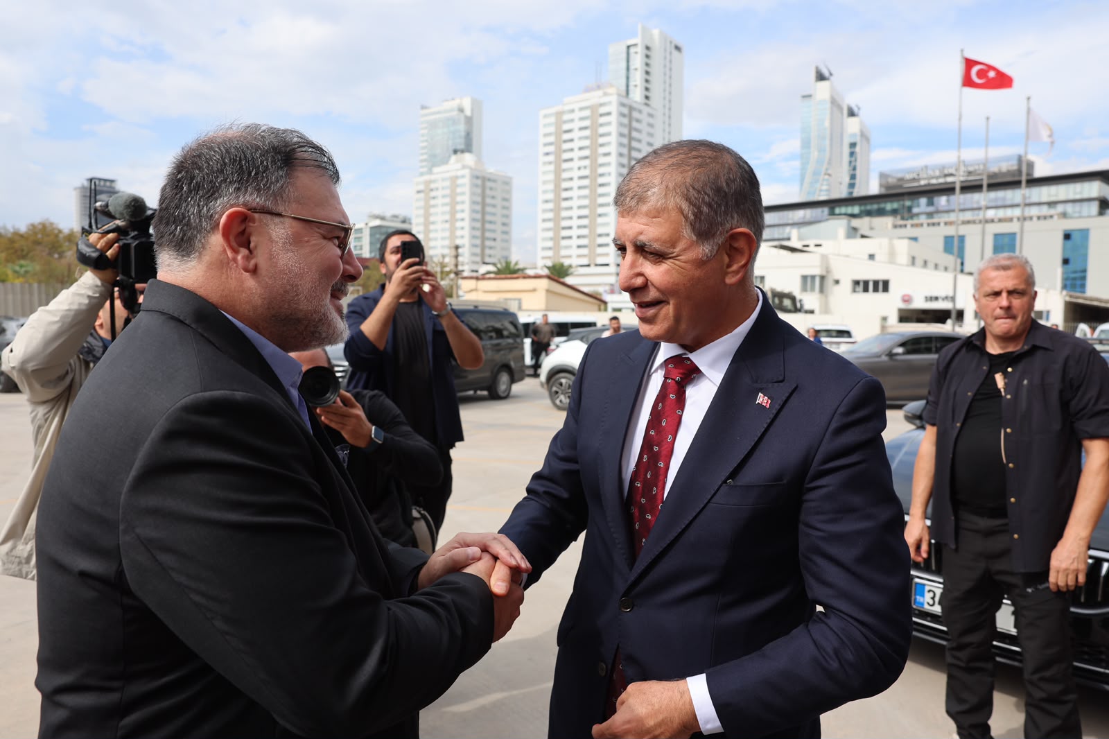 AK Parti İzmir’e ilk ziyaret: Tugay’ı kapıda karşıladılar