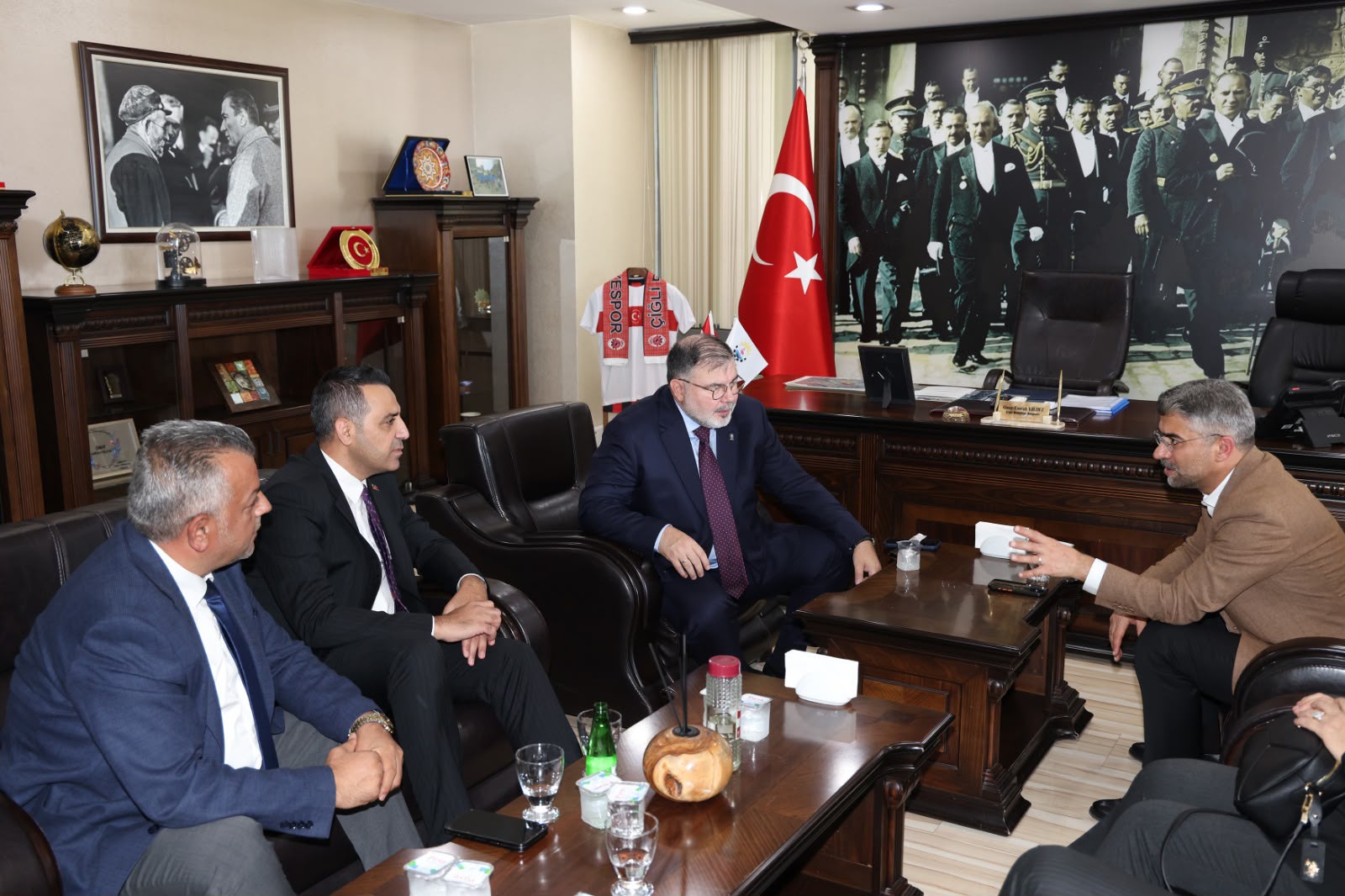 Çiğli Belediyesi’nden Atatürk fotoğrafı iddialarına yanıt: Hukuki süreç başlıyor