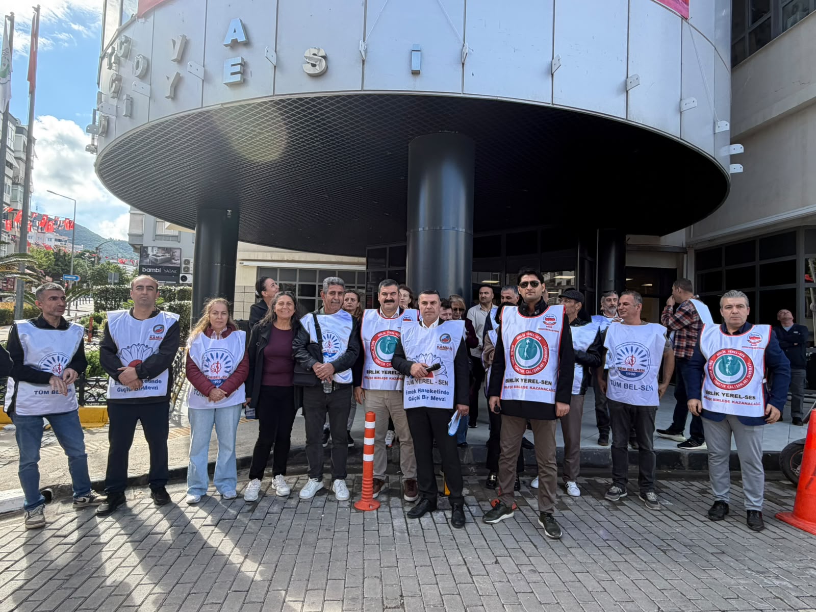 Balçova’da belediye emekçilerinden TİS ve sosyal denge tazminatı tepkisi