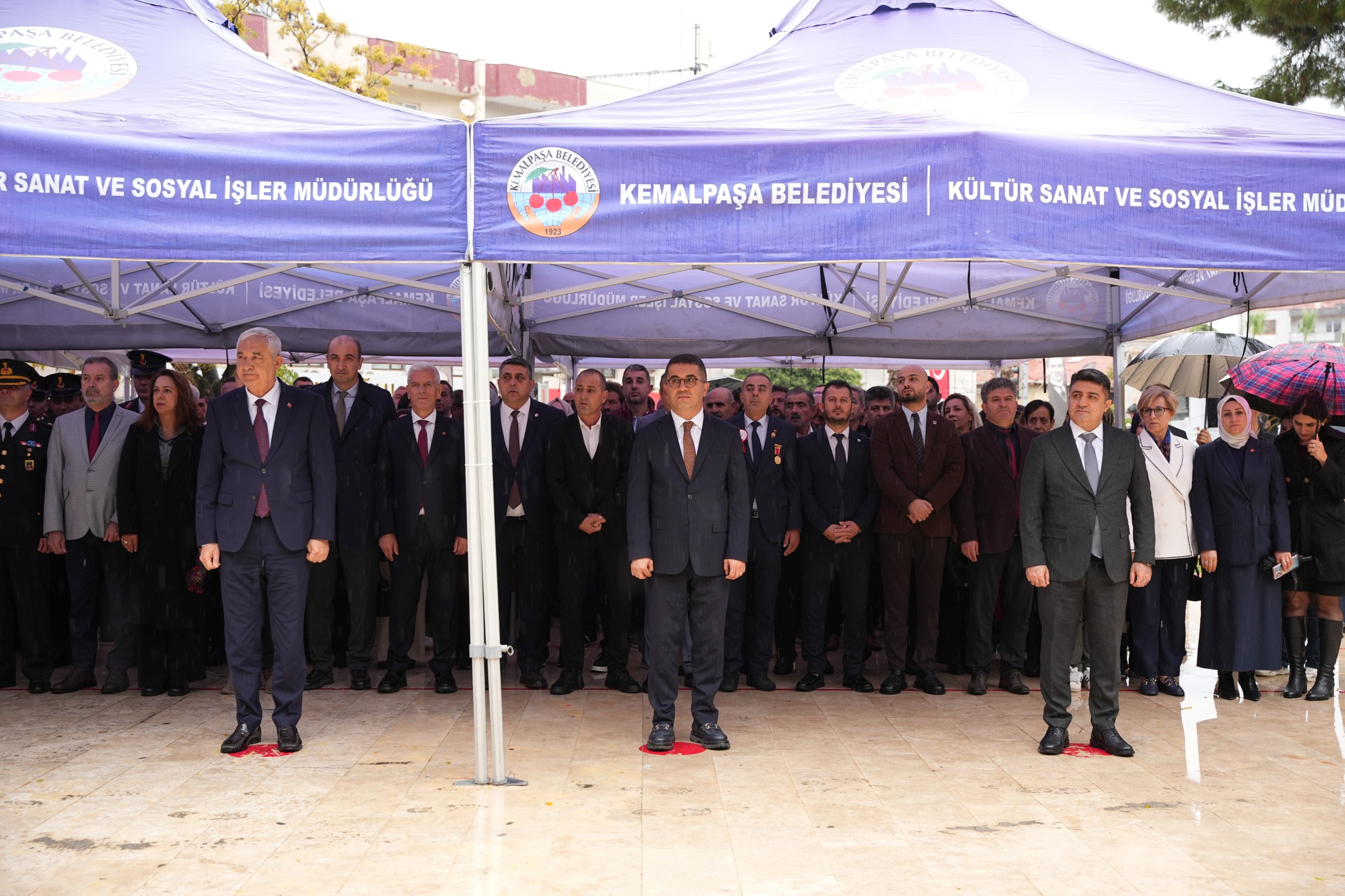 Kemalpaşa’da 29 Ekim için Atatürk Anıtı’na çelenk sunuldu