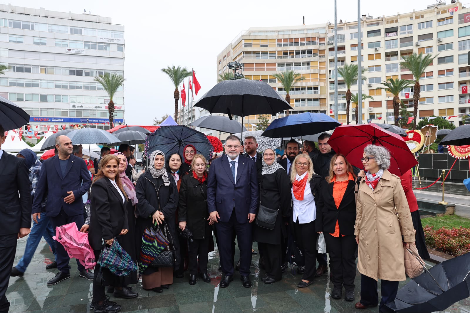 AK Parti İzmir İl Başkanı Bilal Saygılı Cumhuriyet Bayramı törenlerine katıldı