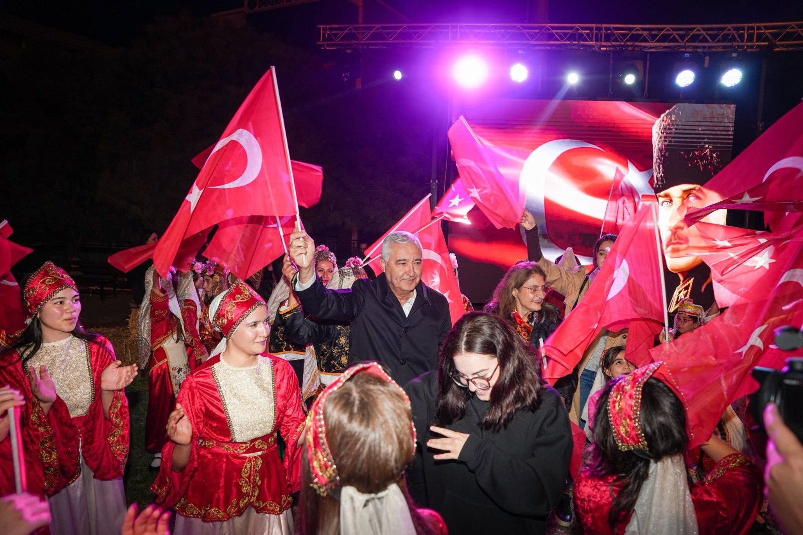 Kemalpaşa’da 29 Ekim coşkusu meydanlara ve sokaklara taştı